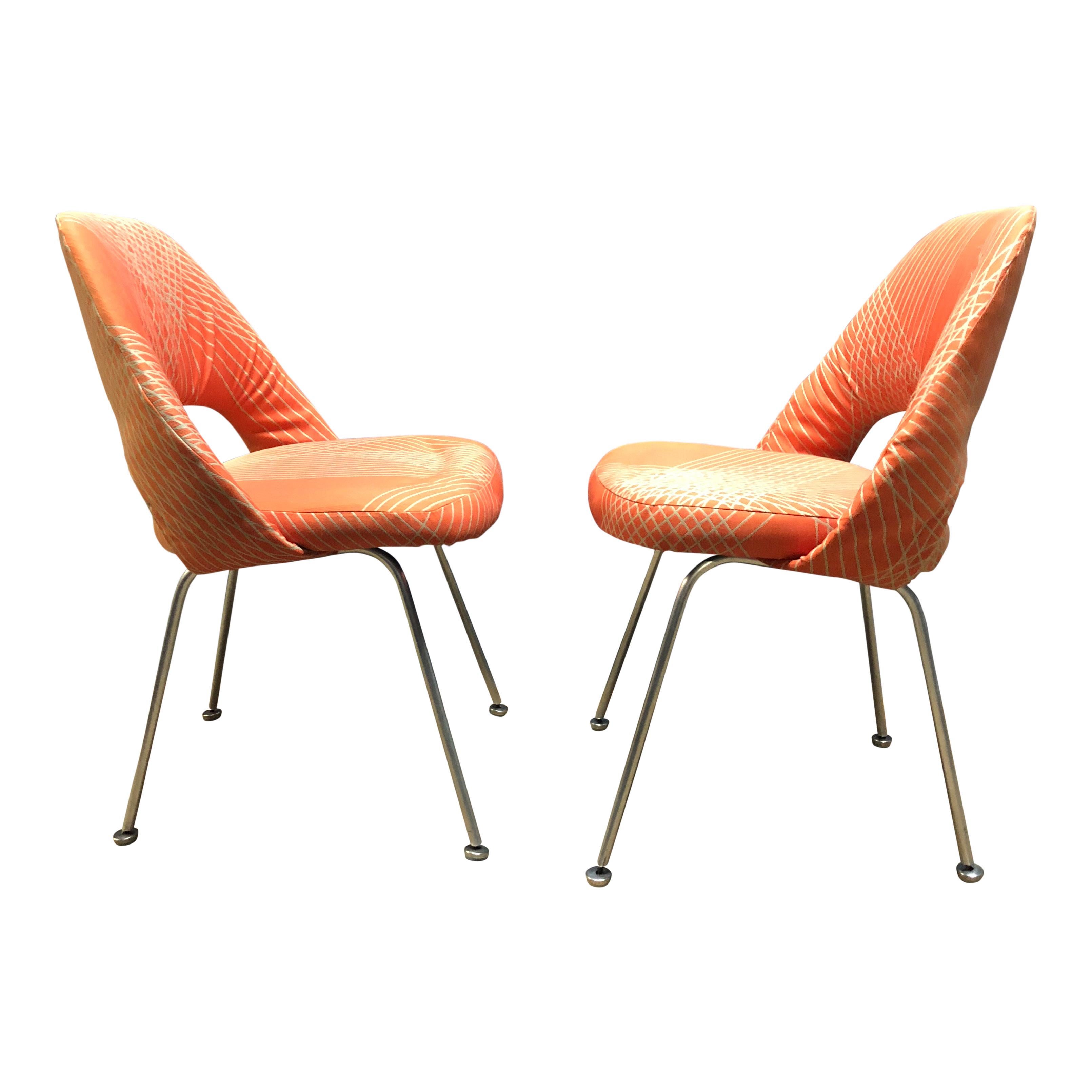 For your consideration are a pair of rare and early Eero Saarinen for Knoll side chairs.

These early production examples are evidenced by the unusual base structure and 