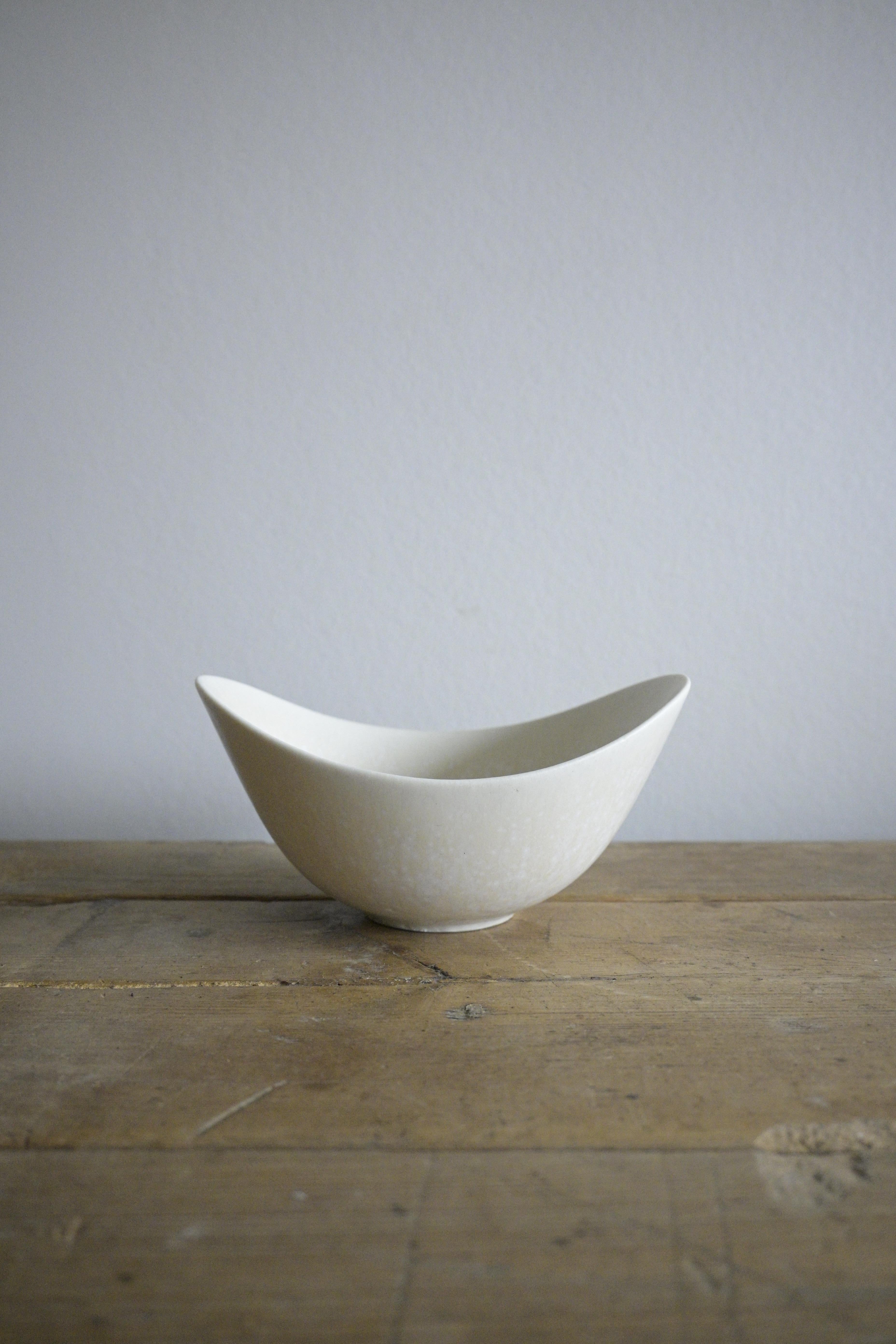 Rare Egg-shell Mimosa White Bowl by Gunnar Nylund for Rörstrand, Sweden, 1950s

The vase is marked as 1st quality and is in good condition.

Heigth: 8 cm/3.1 inch
Depth: 12 cm/4.7 inch
Widht: 16 cm/6.2 inch

Gunnar Nylund (1904-1997) was a renowned