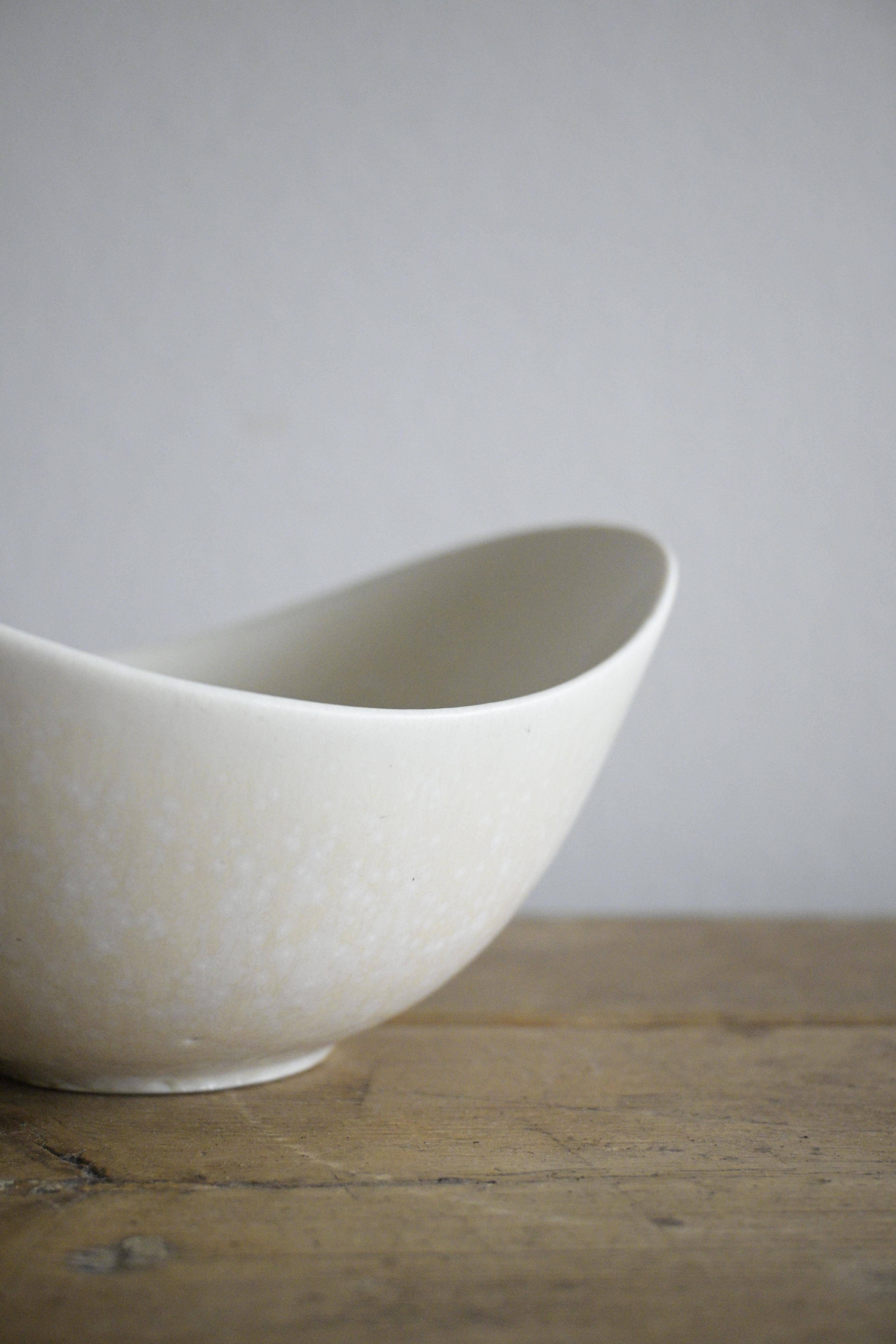 Rare Egg-shell Mimosa White Bowl by Gunnar Nylund for Rörstrand, Sweden, 1950s In Good Condition For Sale In Farsta, SE