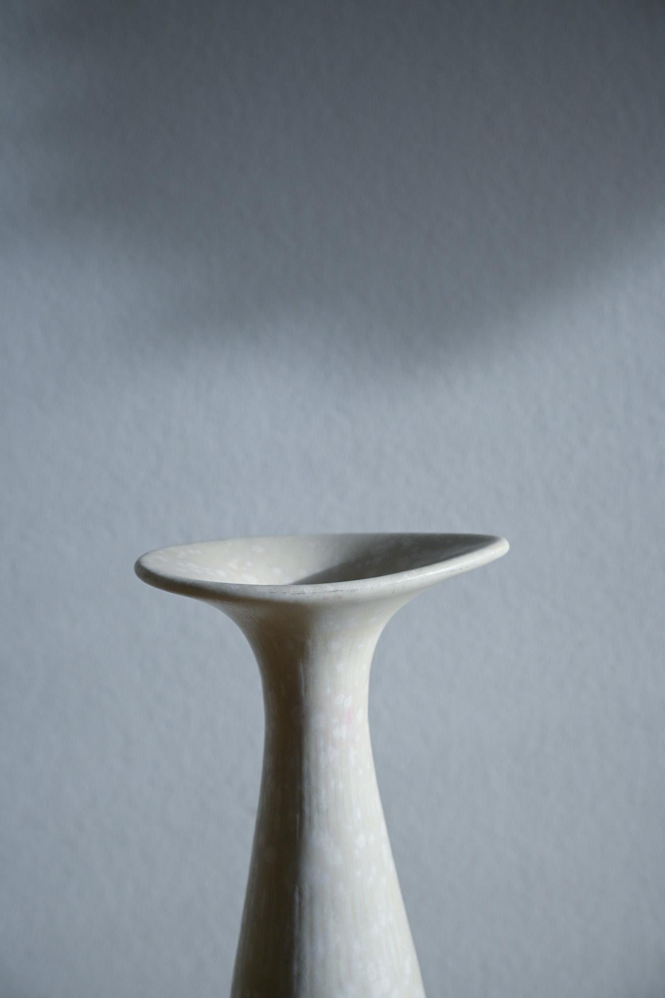 Rare vase en coquille d'œuf en mimosa blanc par Gunnar Nylund pour Rörstrand, Suède, années 1950

Magnifique vase en forme, modèle AUS.

Le vase est marqué comme étant de première qualité et est en bon état.

Hauteur : 22 cm/8.6 inch
Diamètre : 7 cm