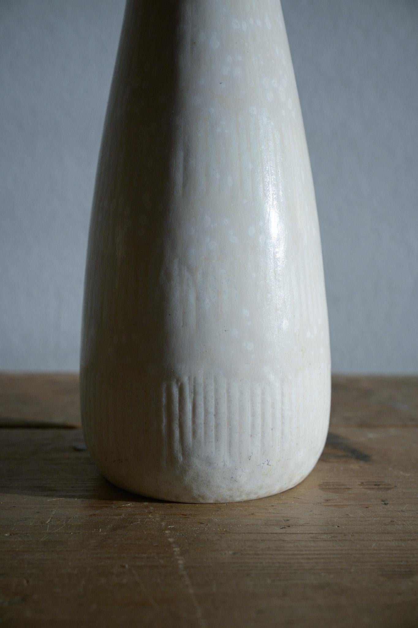 Rare vase en coquille d'œuf en mimosa blanc par Gunnar Nylund pour Rörstrand, Suède, années 1950 Bon état - En vente à Farsta, SE