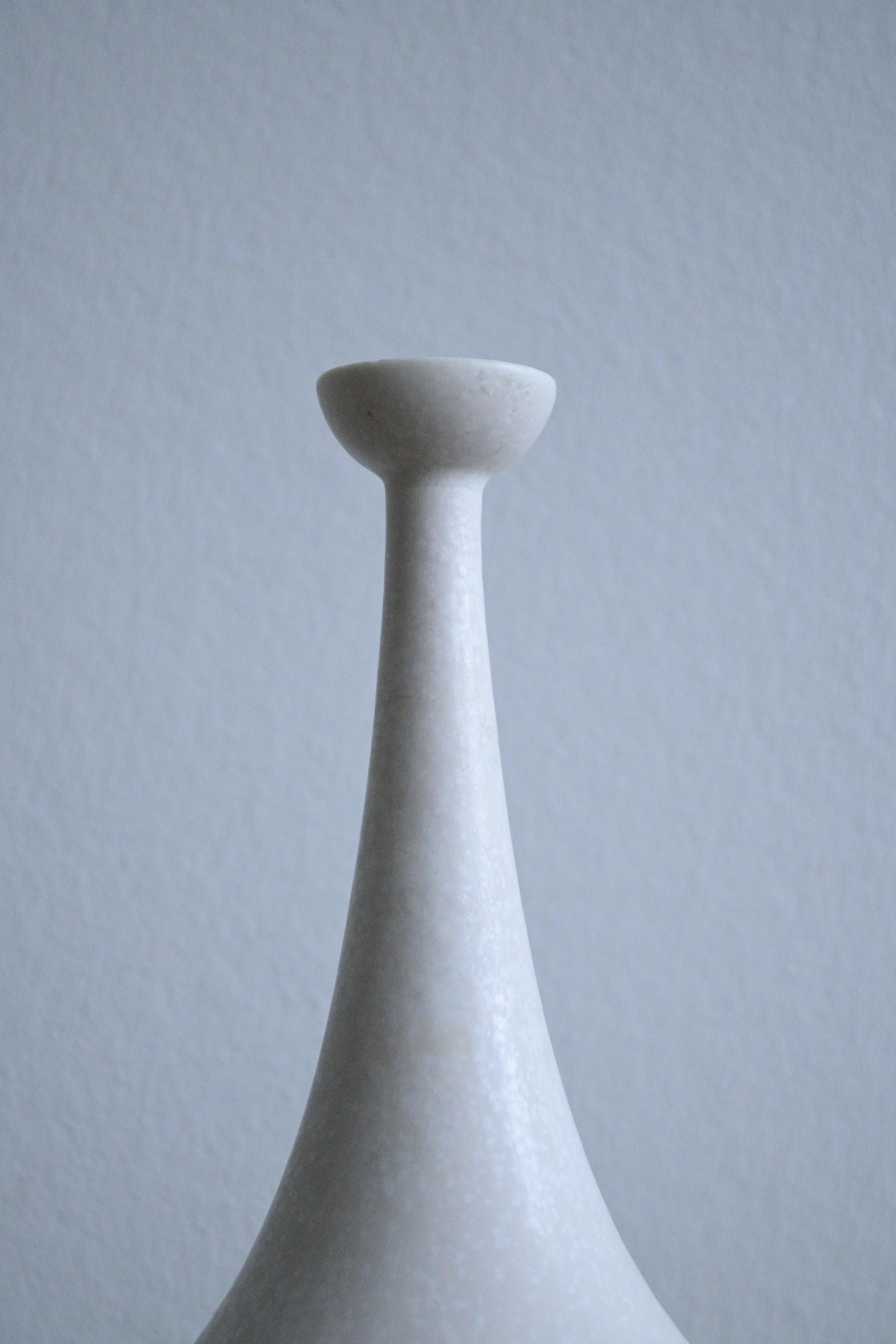 Rare Egg-shell Mimosa White Vase by Gunnar Nylund for Rörstrand, Sweden, 1950s In Excellent Condition For Sale In Farsta, SE