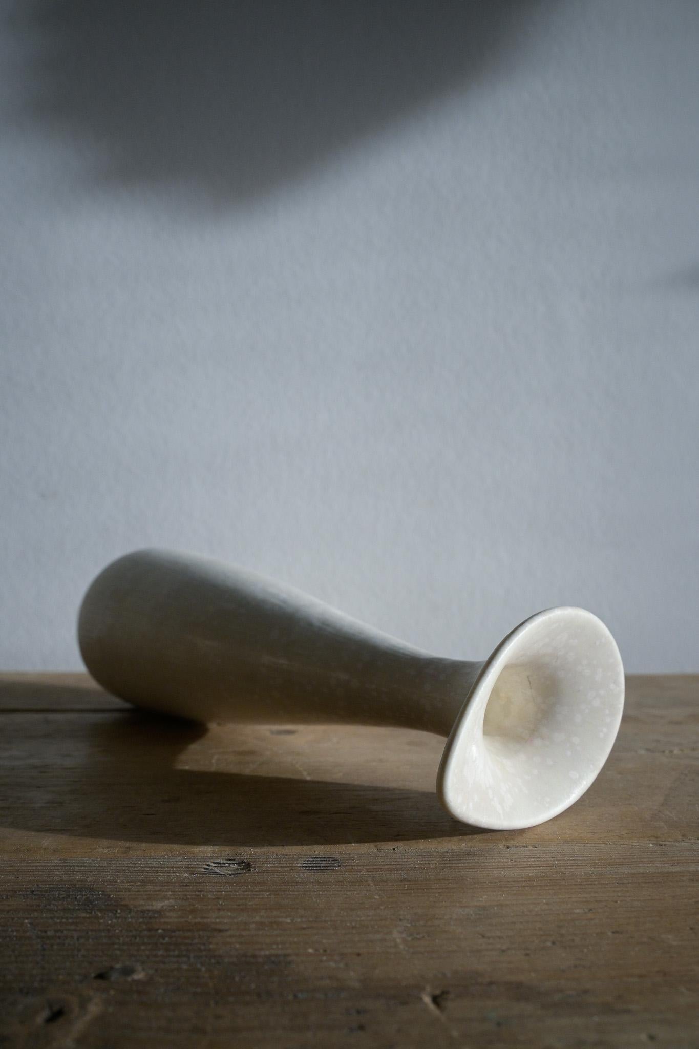 Rare vase en coquille d'œuf en mimosa blanc par Gunnar Nylund pour Rörstrand, Suède, années 1950 en vente 1