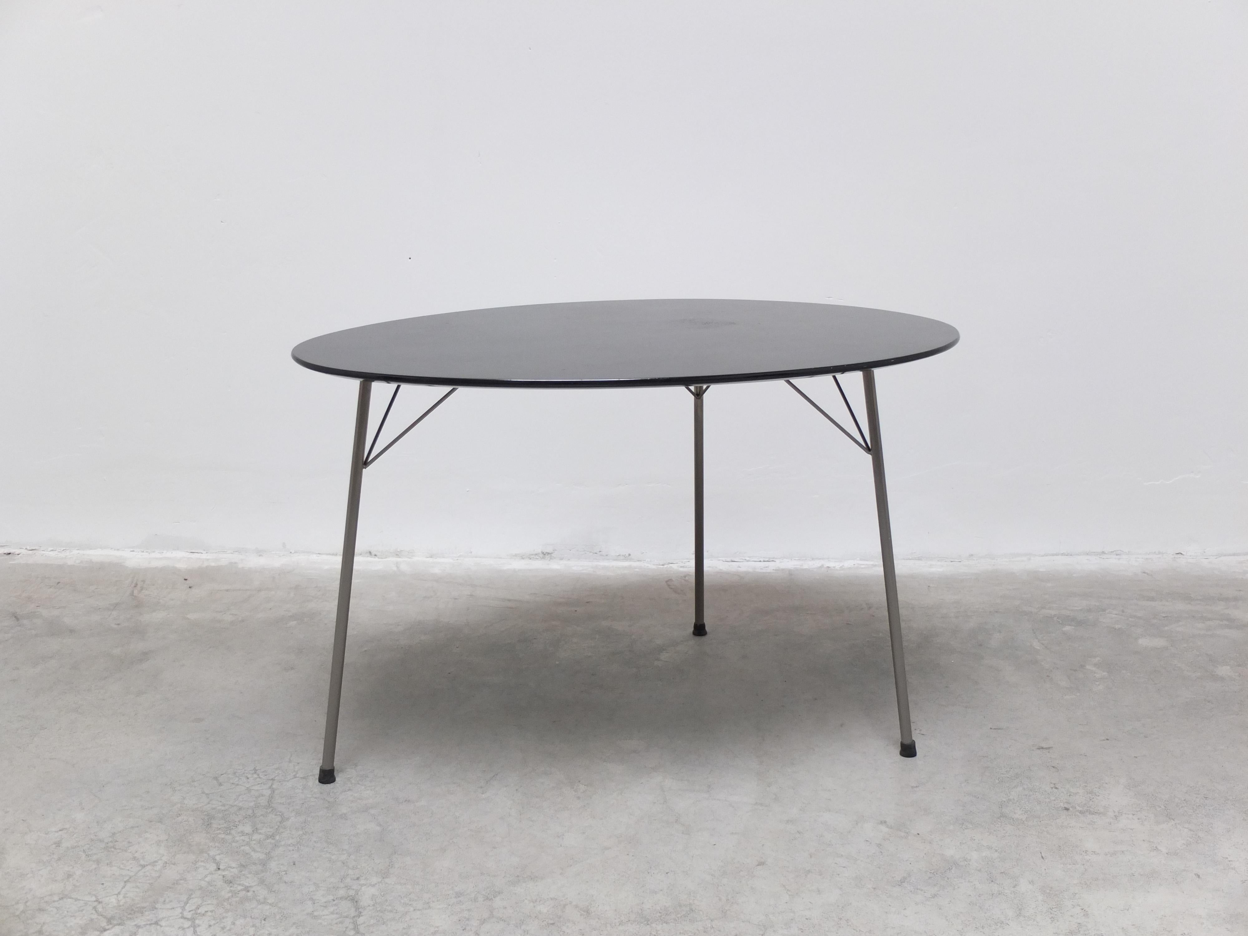 A rare and beautiful ‘Egg’ table designed by Arne Jacobsen in 1952. Very early black lacquered version from the 1950s. Comes from the first owner who bought it as a set together with two rare ‘Tongue’ chairs which are also available. Fully original