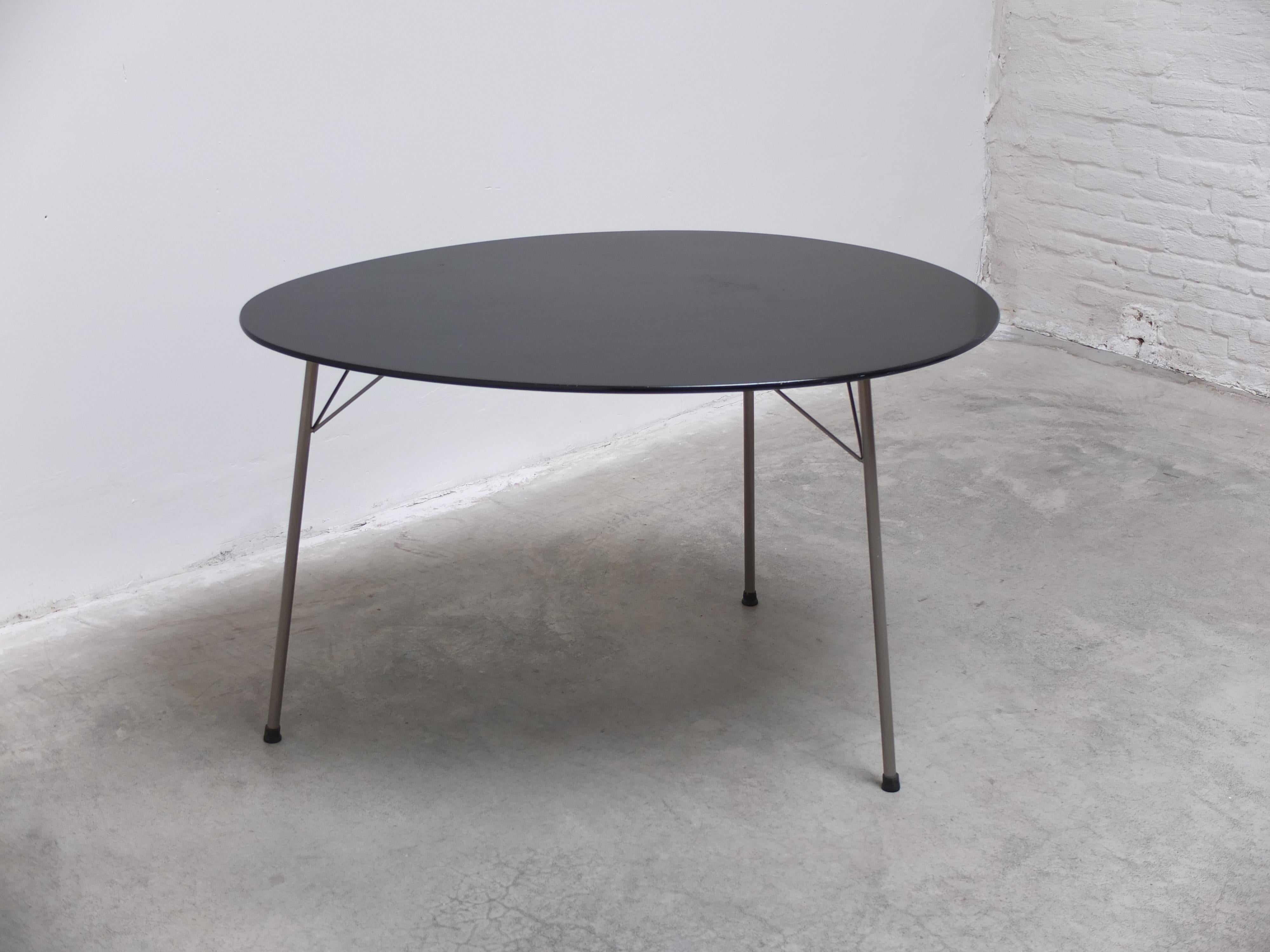 20th Century Rare 'Egg' Table by Arne Jacobsen for Fritz Hansen, 1952 For Sale