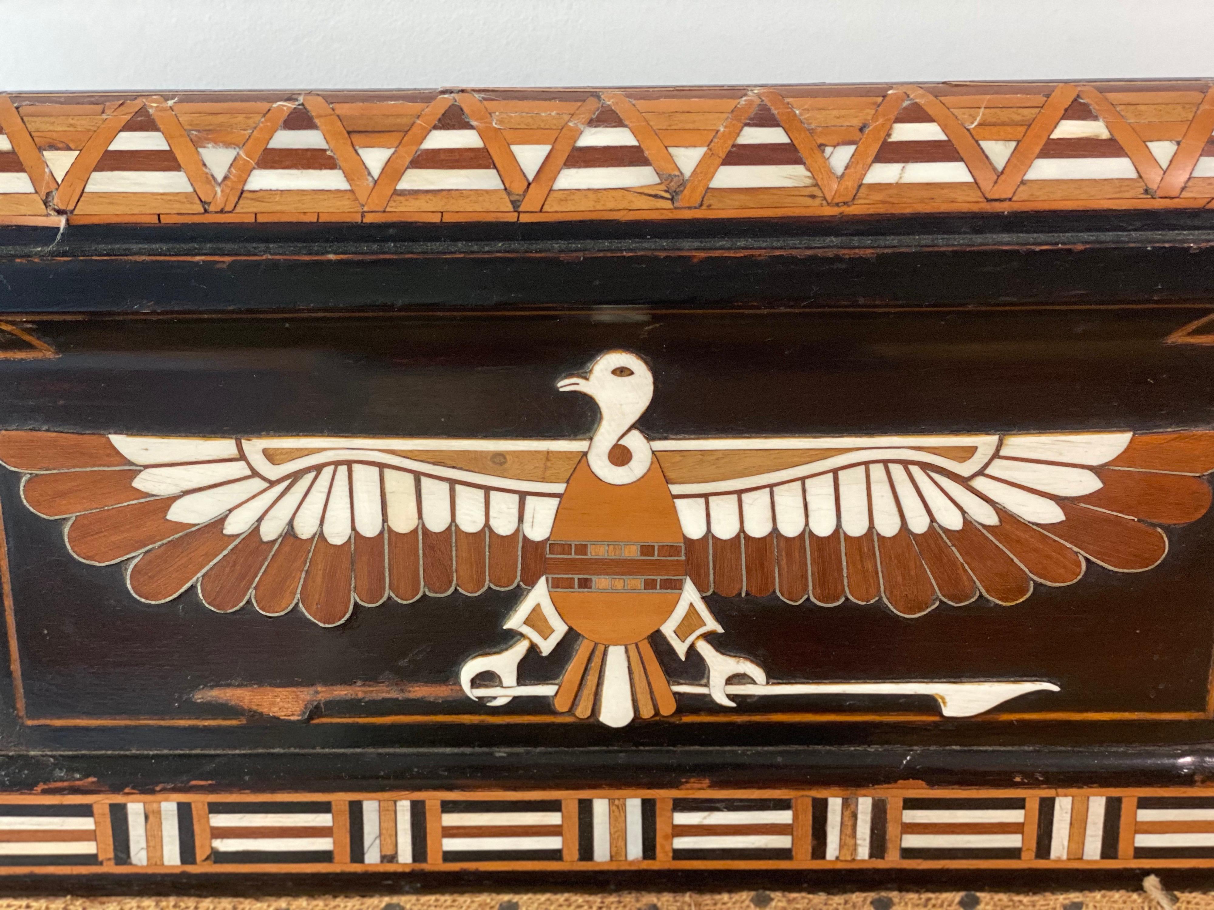 Néo-égyptien Rare banquette néo-égyptienne en ébène et marqueterie, fin du 19ème siècle en vente