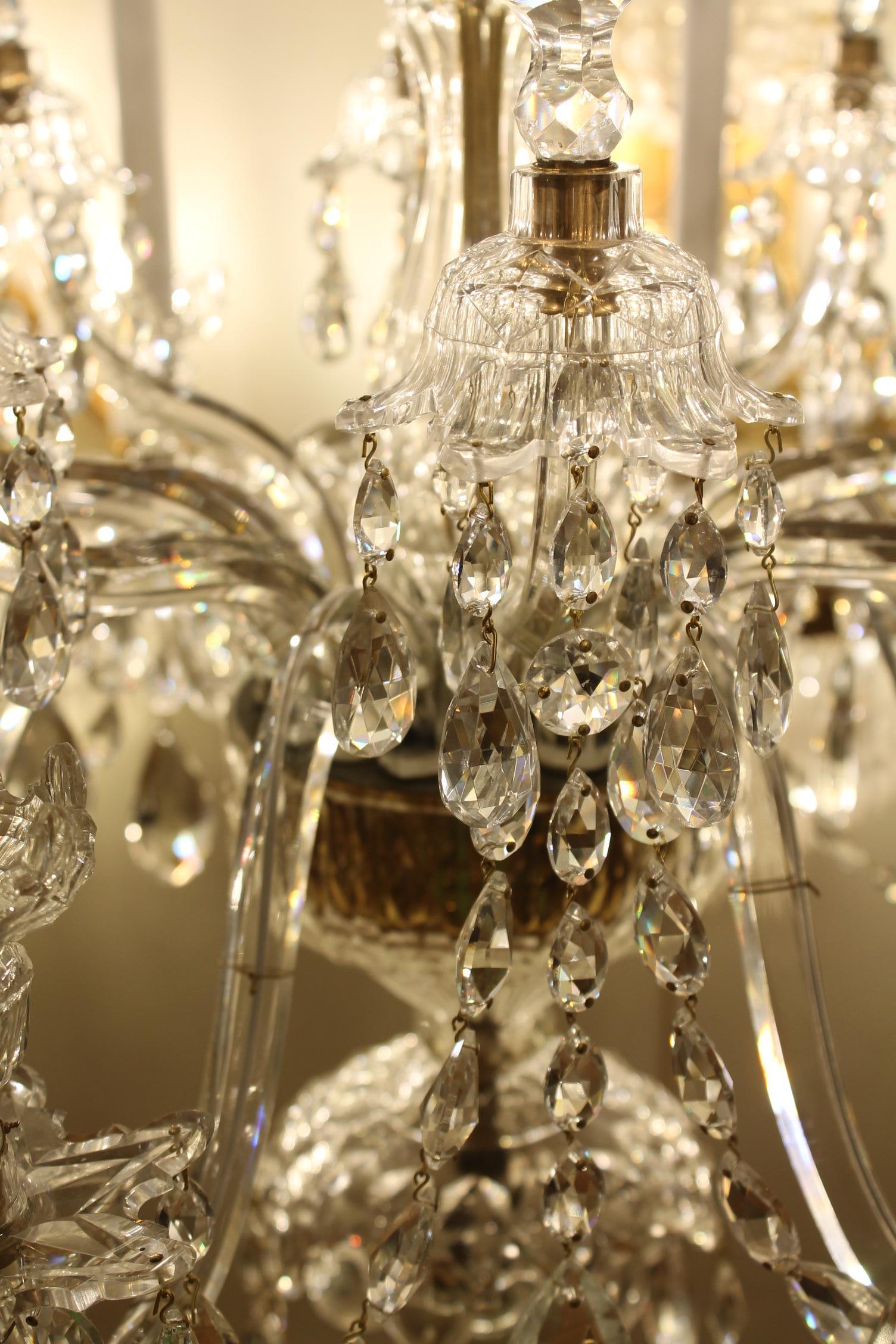 Britannique Rare Lustre à huit lumières et huit obélisques de style géorgien en vente