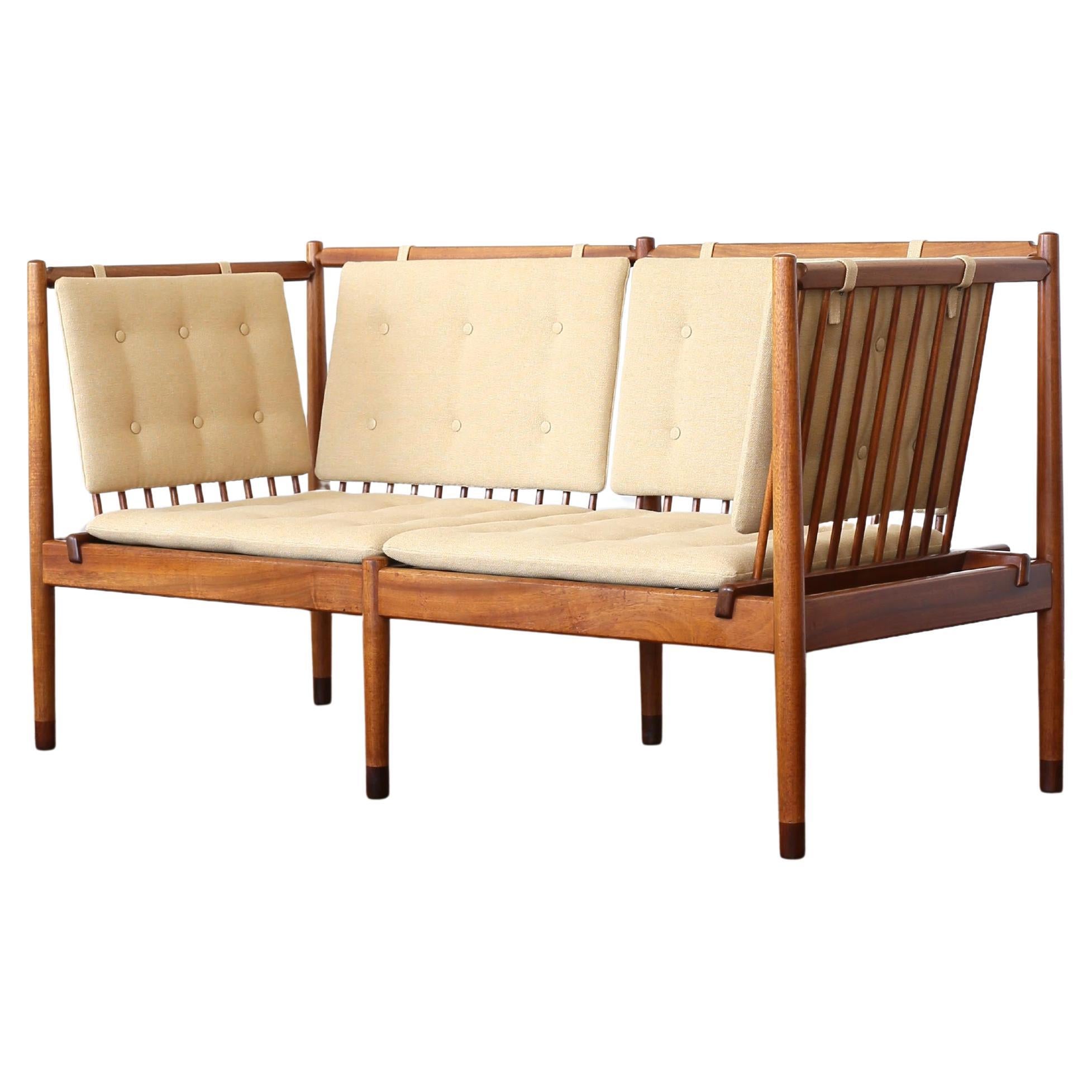Très rare canapé autoportant Ejner Larsen & Aksel Bender Madsen en acajou et palissandre avec assise en rotin tressé et coussins en tissu d'origine. 

Conçu en 1947 pour l'ébéniste Willy Beck. 

Ce modèle a été présenté à l'exposition de la Guild
