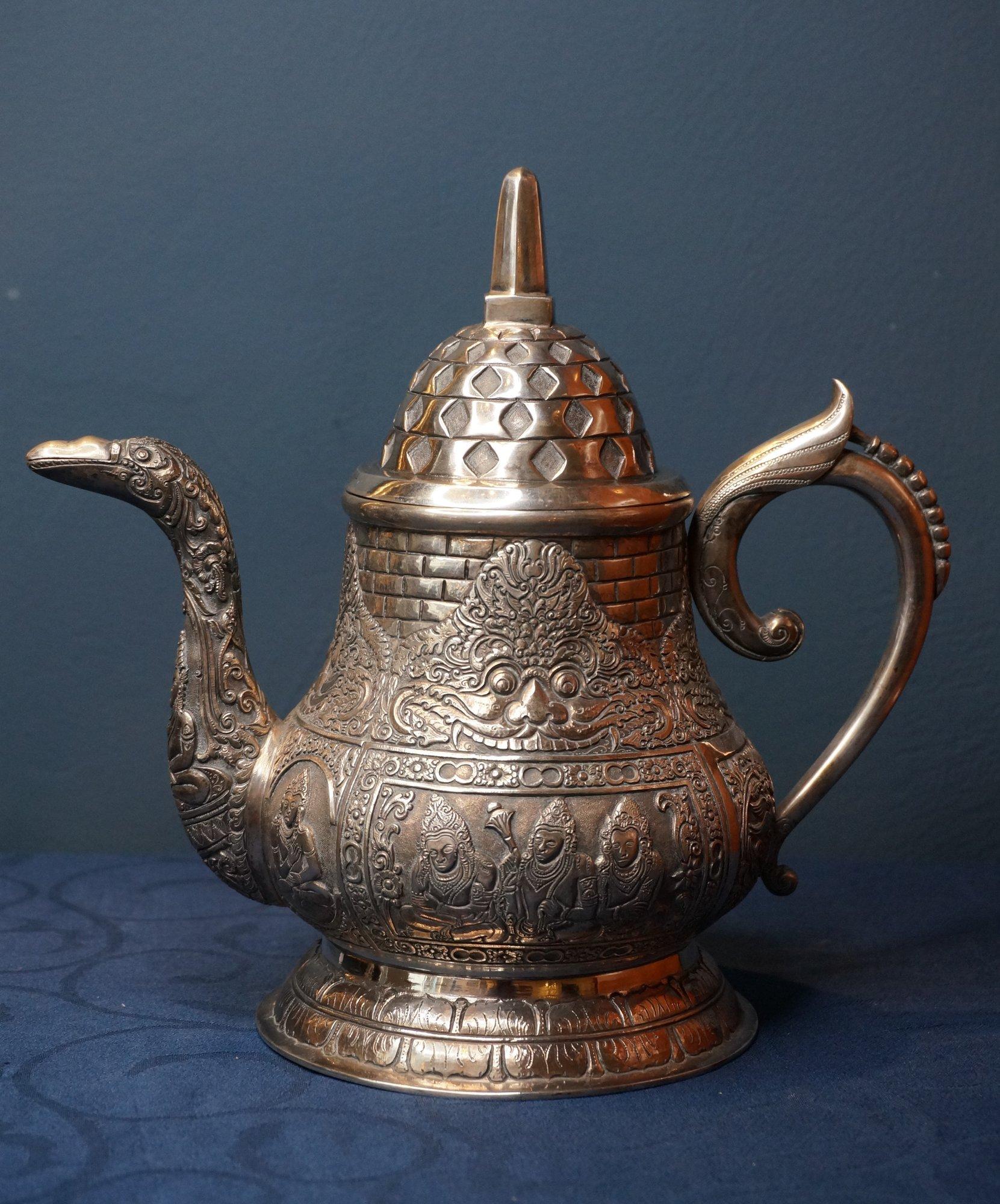 Rare elaborately decorated Jogja tea service, 800/1000, workshop Moeljodihardjo In Good Condition For Sale In DEVENTER, NL