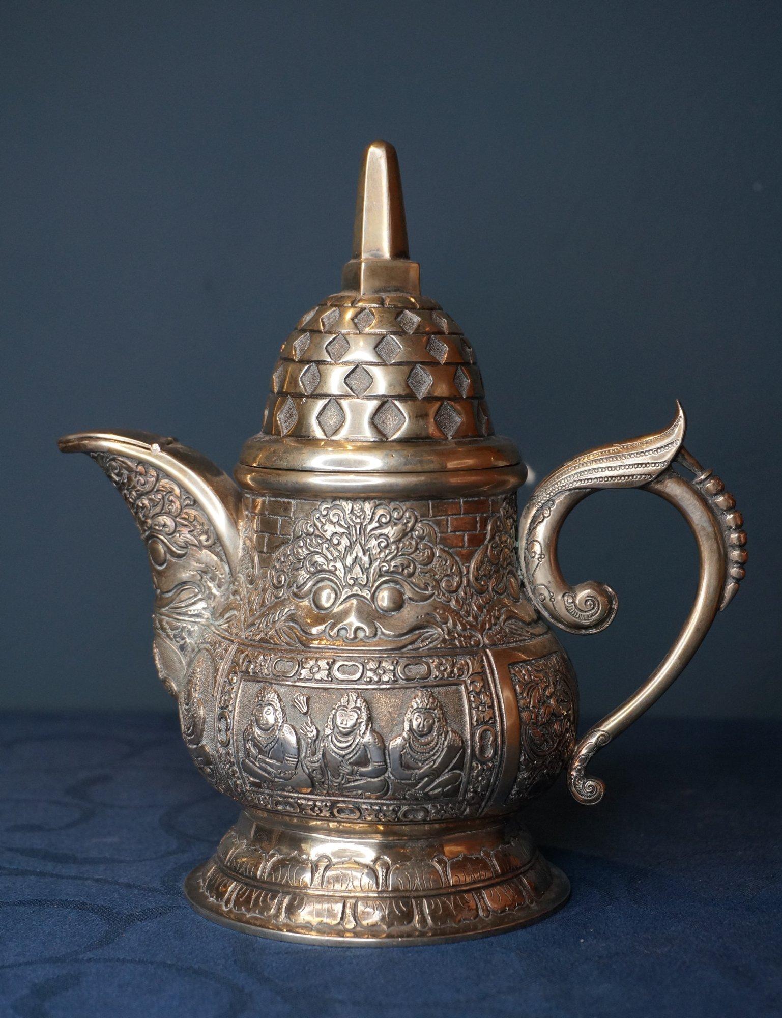 Rare elaborately decorated Jogja tea service, 800/1000, workshop Moeljodihardjo For Sale 1