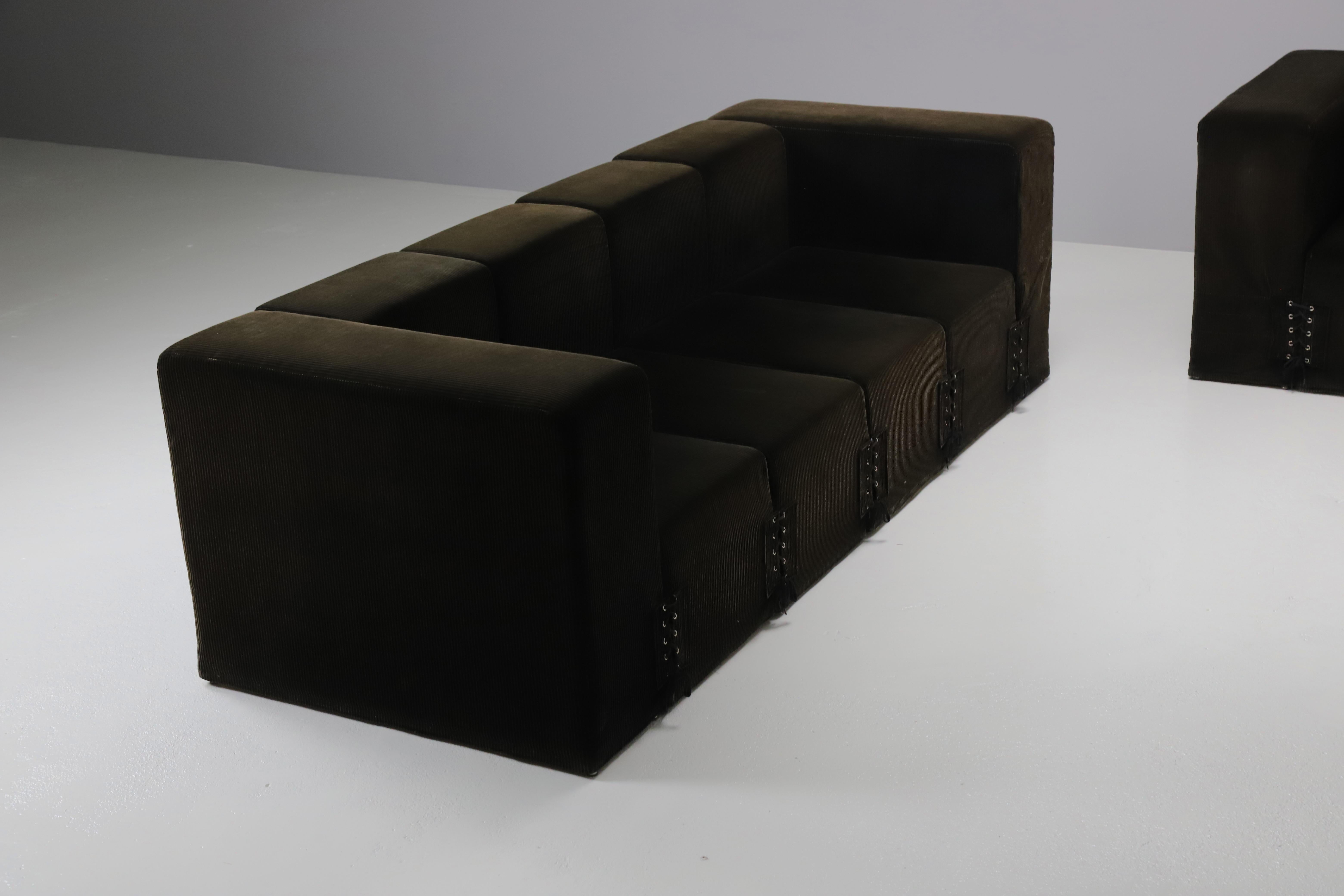 Wir präsentieren ein äußerst seltenes Paar modularer Sofas 