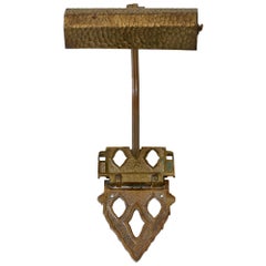 Rara ed elegante lampada da parete in ottone martellato Art Nouveau Germania 1900