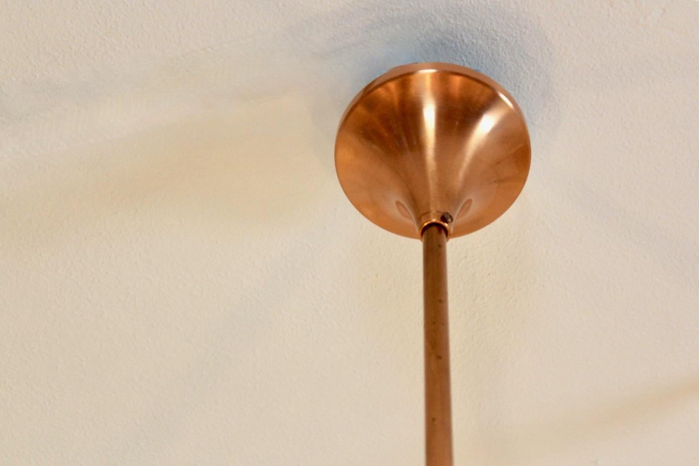 Esta elegante lámpara de cobre de los años 60 es obra de Ott International y es muy difícil de encontrar en esta versión de cobre. Se hizo especialmente para un antiguo edificio del gobierno alemán. Hay una pegatina de la marca en la lámpara de
