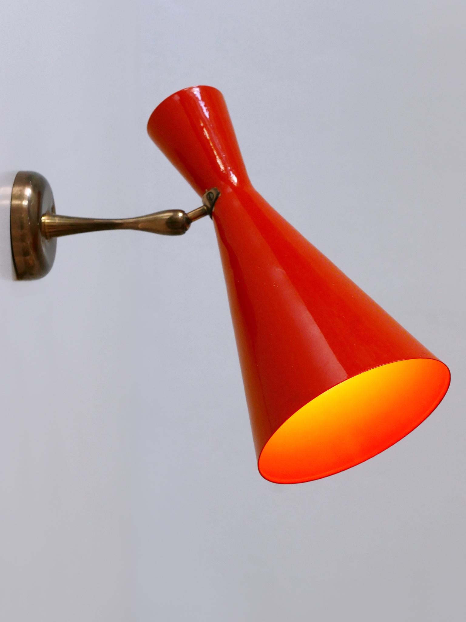 Aplique o lámpara de pared extremadamente raro, elegante y muy decorativo de la Modernidad de Mediados de Siglo. Pantalla ajustable. Diseñado y fabricado en Alemania, años 50.

Realizados en aluminio pintado en parte de rojo anaranjado y latón, los