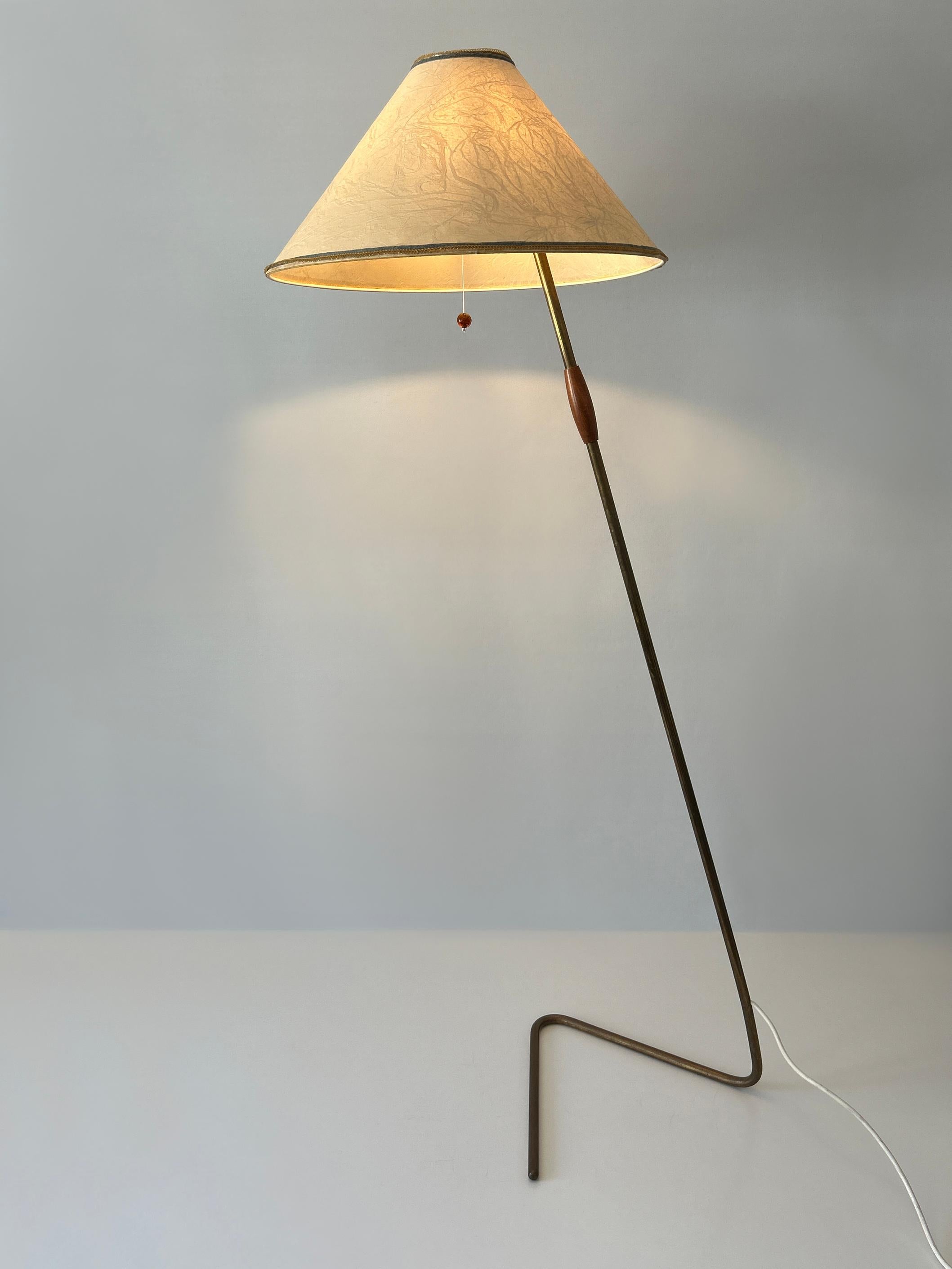 Rarissime et élégant lampadaire en laiton Modern Flamingo avec abat-jour d'origine. Numéro de modèle : 2083. Conçu et fabriqué par J.T. Kalmar, Autriche, années 1960.

Exécuté en laiton et en papier parchemin, le lampadaire nécessite 1 ampoule à vis