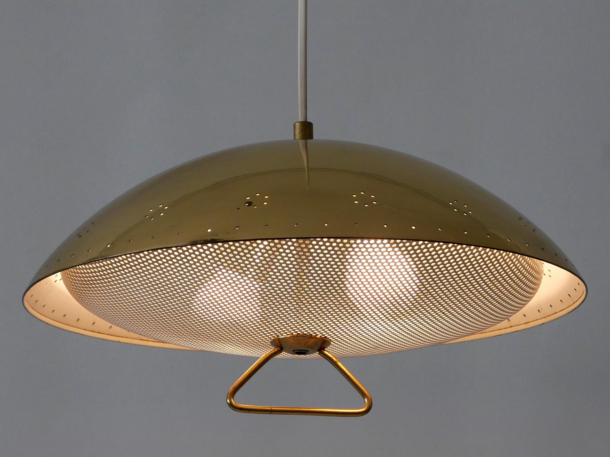 Rara, elegante e altamente decorativa lampada a sospensione in metallo traforato del Mid-Century Modern. Progettato e prodotto probabilmente in Germania negli anni '50.

Realizzata in ottone anodizzato e metallo perforato, la lampada a sospensione