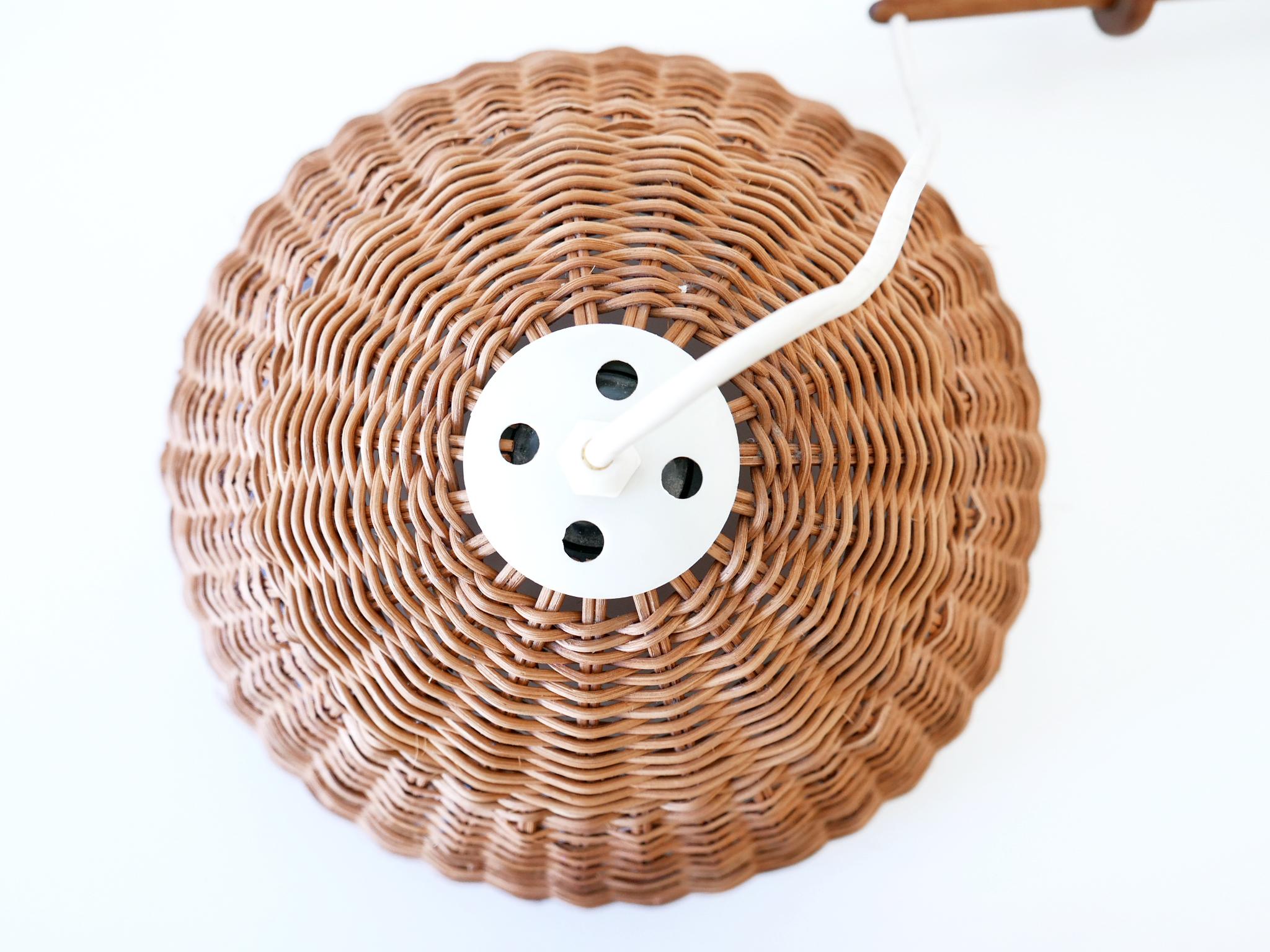 Rara ed elegante lampada da parete in rattan e teak della modernità di metà secolo Scandinavia, anni '60 in vendita 8