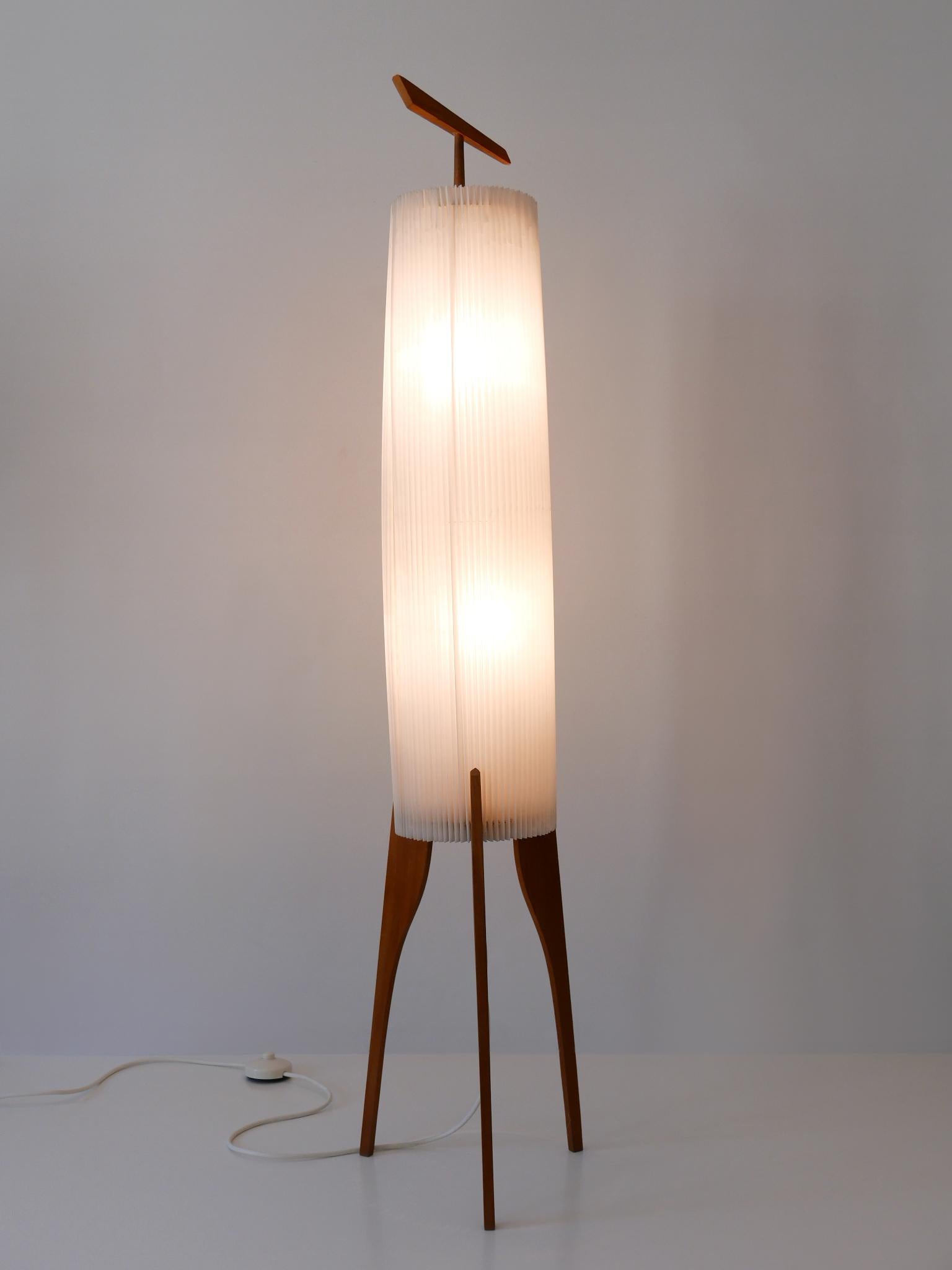 Rarissime, élégant et très décoratif lampadaire avec abat-jour cylindrique en plastique Plissee et base en teck. Conçu et fabriqué probablement en Suède, dans les années 1960.

Réalisé en bois de teck, métal et plastique, le lampadaire nécessite 2