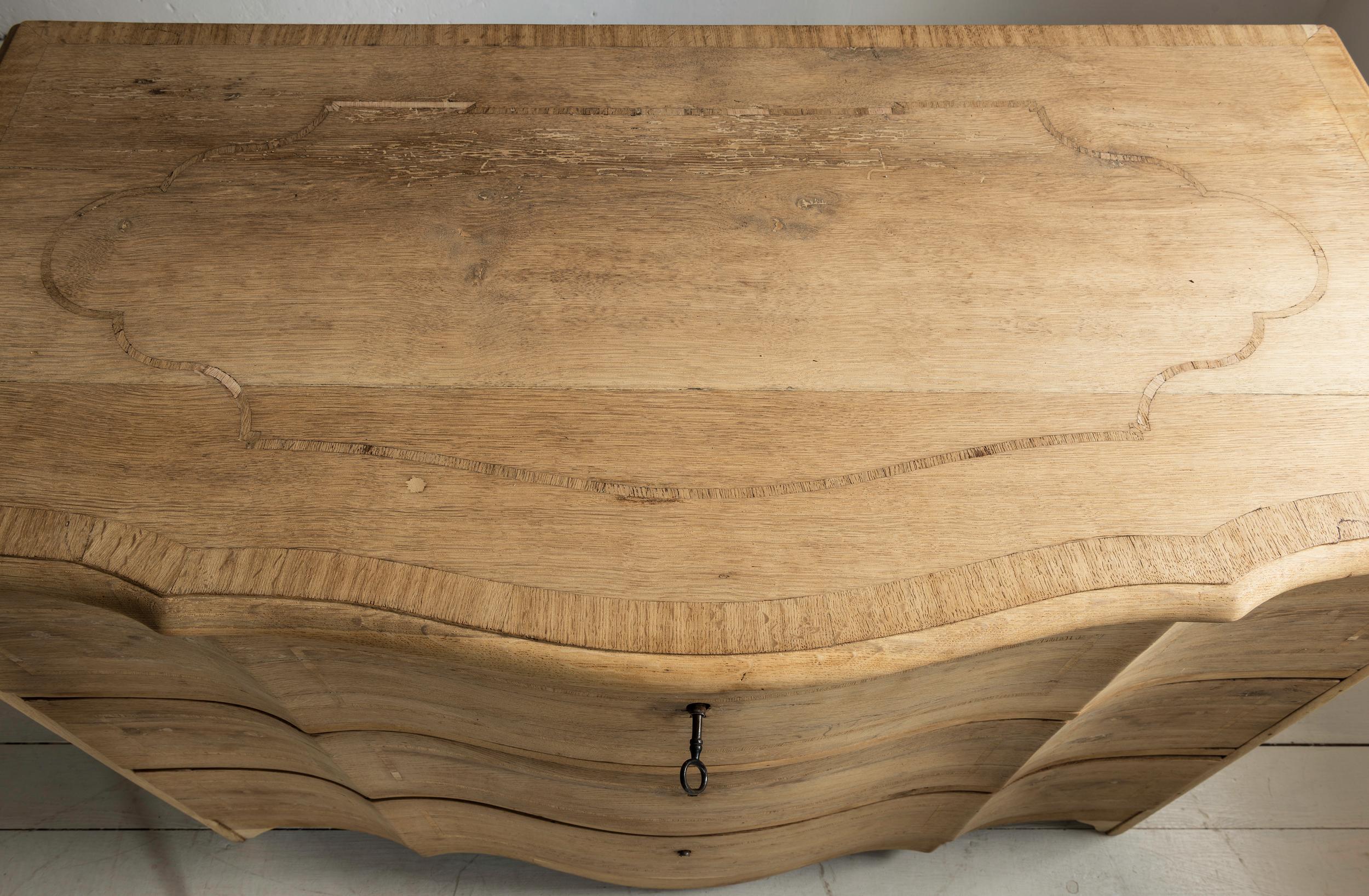 Rare Elegant Northern 18th Century Baroque Commode Galbée in Bleached Oak In Good Condition In Jesteburg, DE