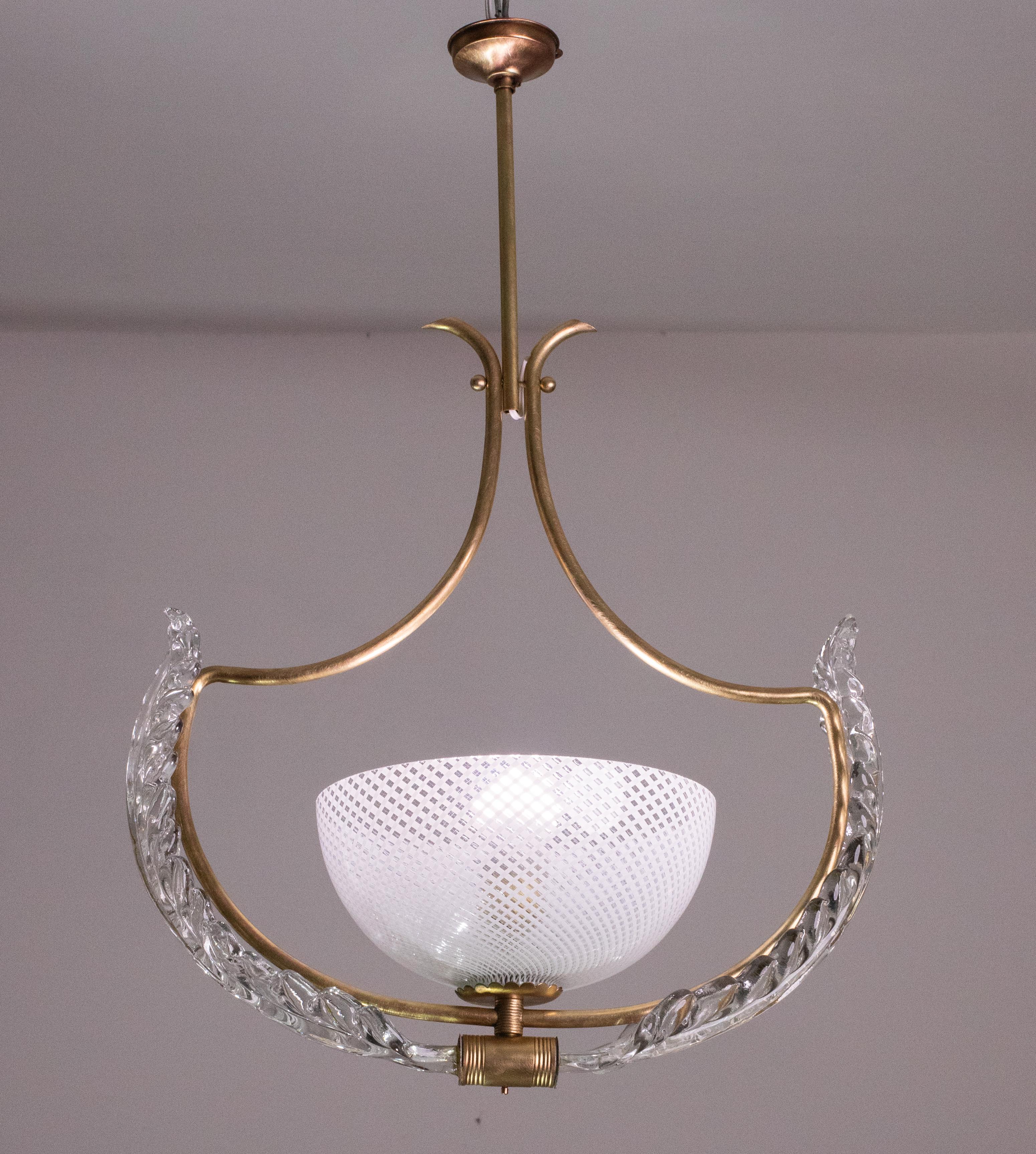Amazing and rare pendant centered by a precious hand-blown Murano reticello glass bowl by Venini, 1940.
E27 bulb.