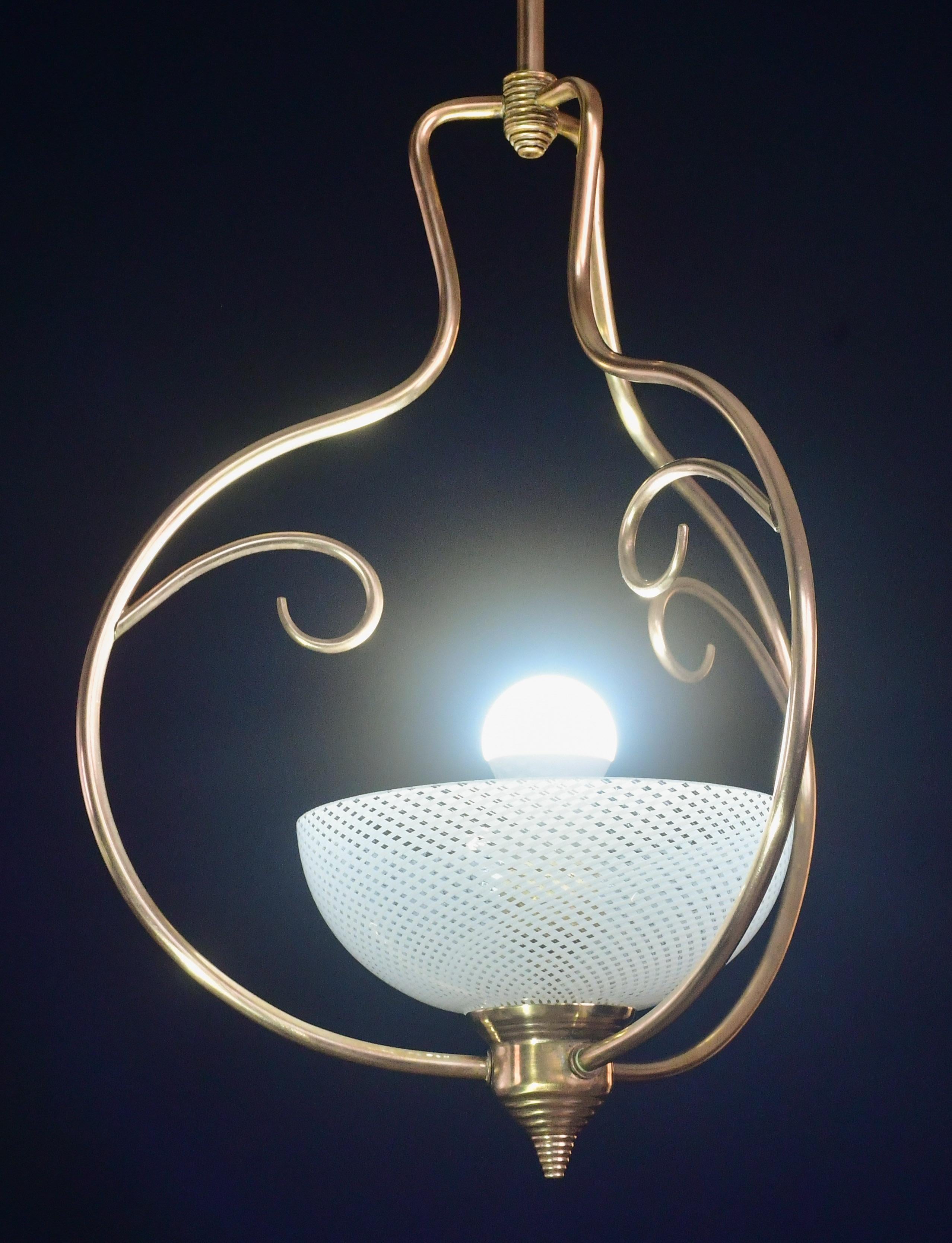 Erstaunlicher und seltener Anhänger mit einer kostbaren mundgeblasenen Murano Reticello Glasschale von Venini, 1940.
E27-Glühbirne.