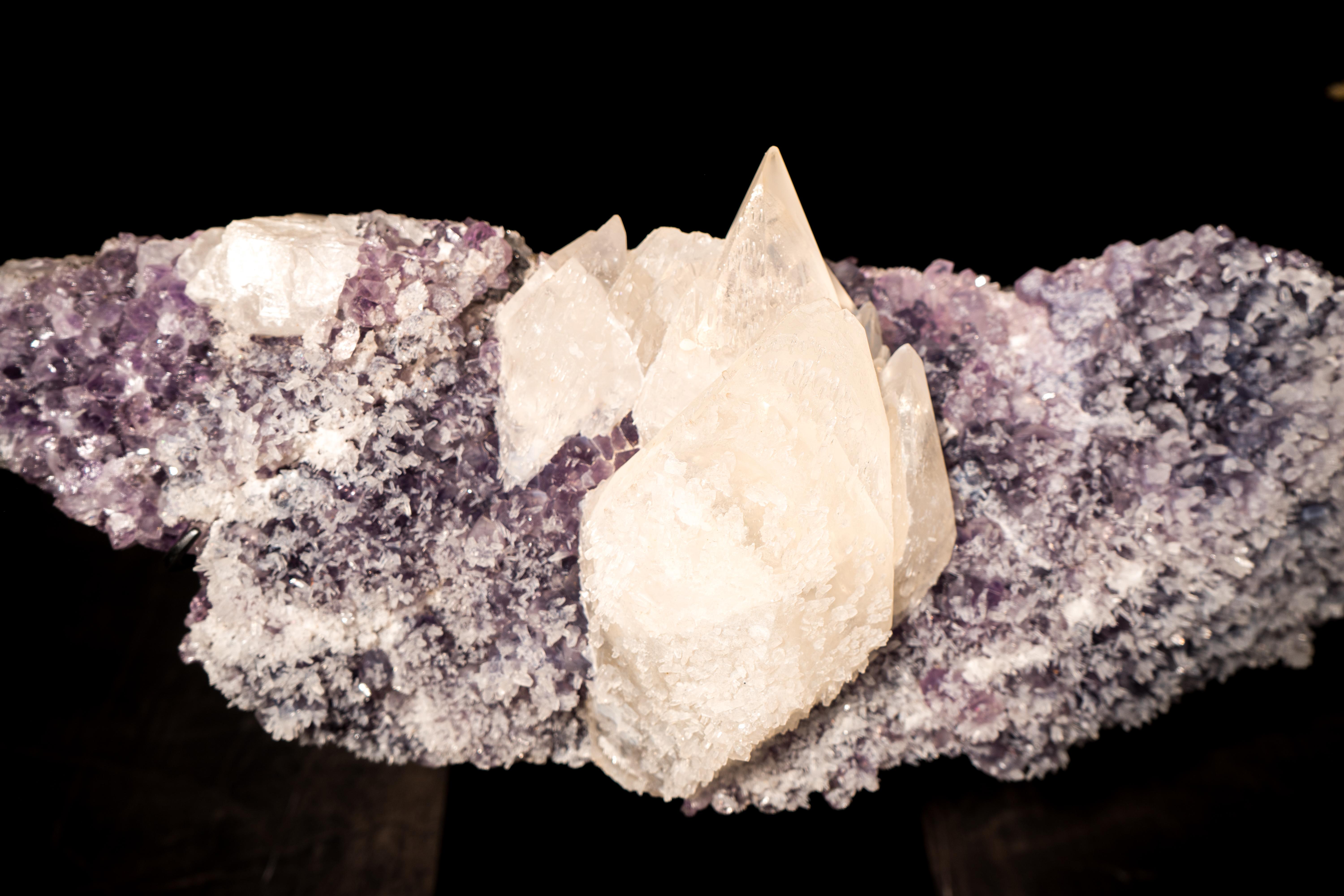 Rara calcite sparata eleste su cluster di ametista con delicati fiori di calcite in vendita 4