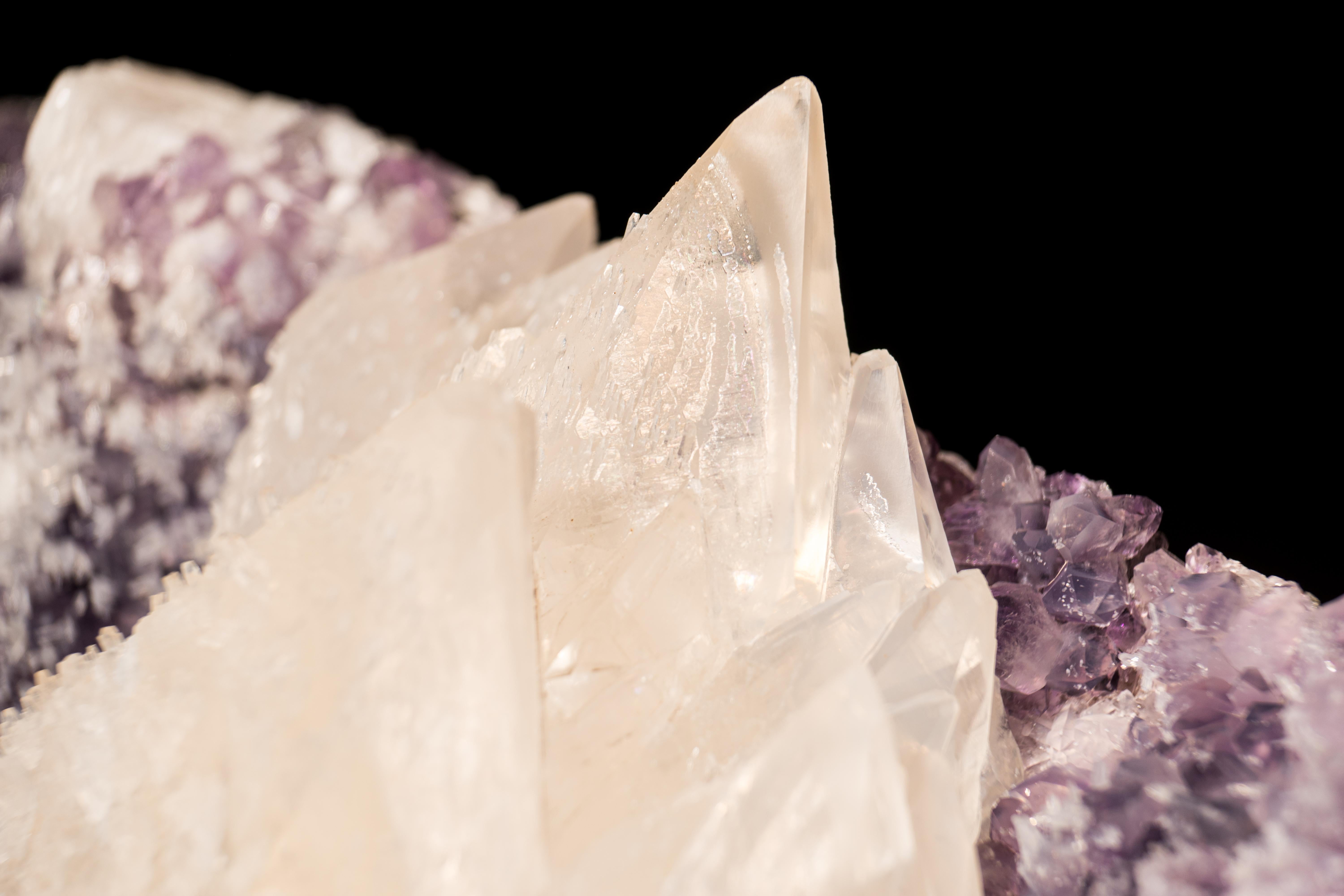 Rara calcite sparata eleste su cluster di ametista con delicati fiori di calcite in vendita 5