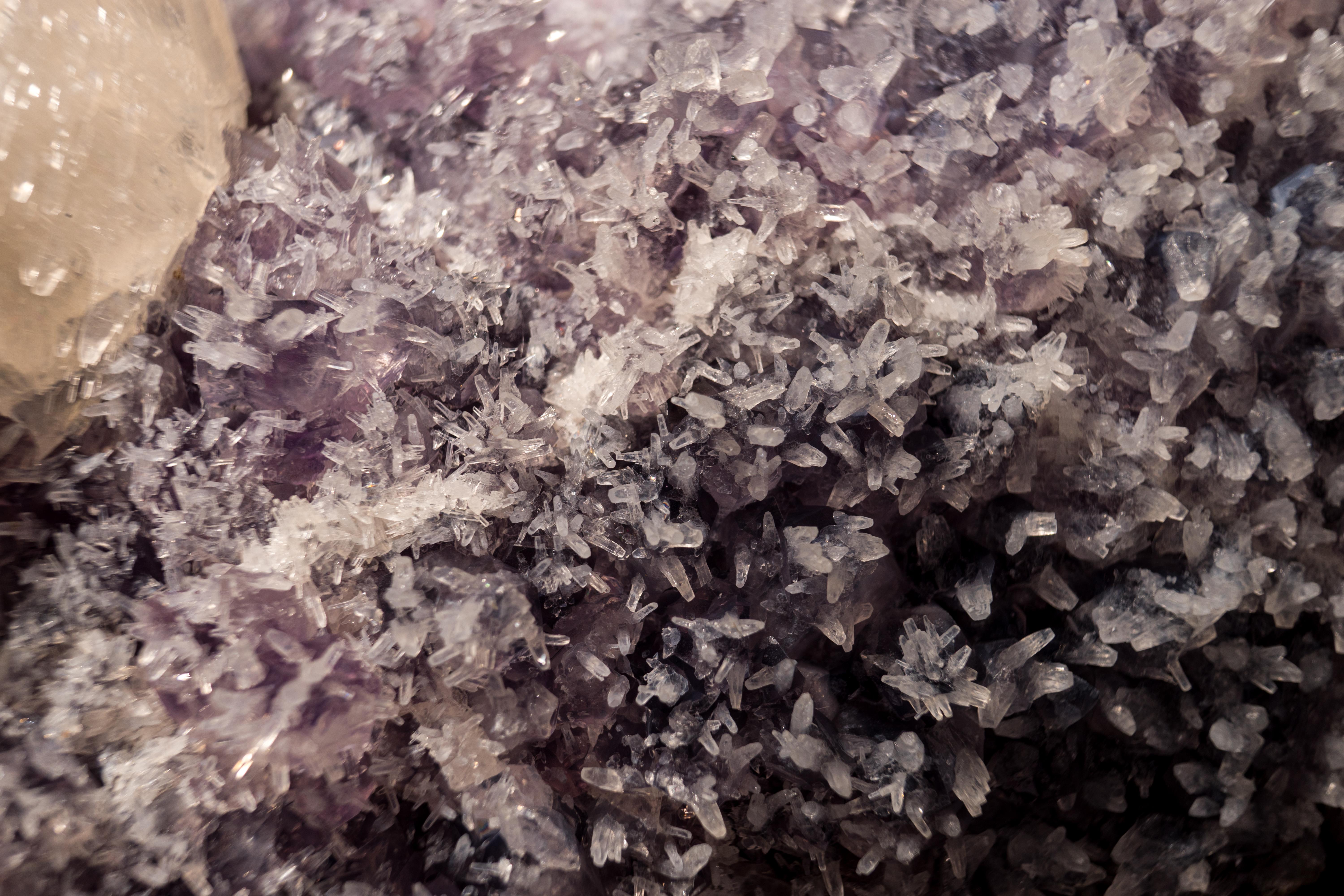 Rara calcite sparata eleste su cluster di ametista con delicati fiori di calcite in vendita 6