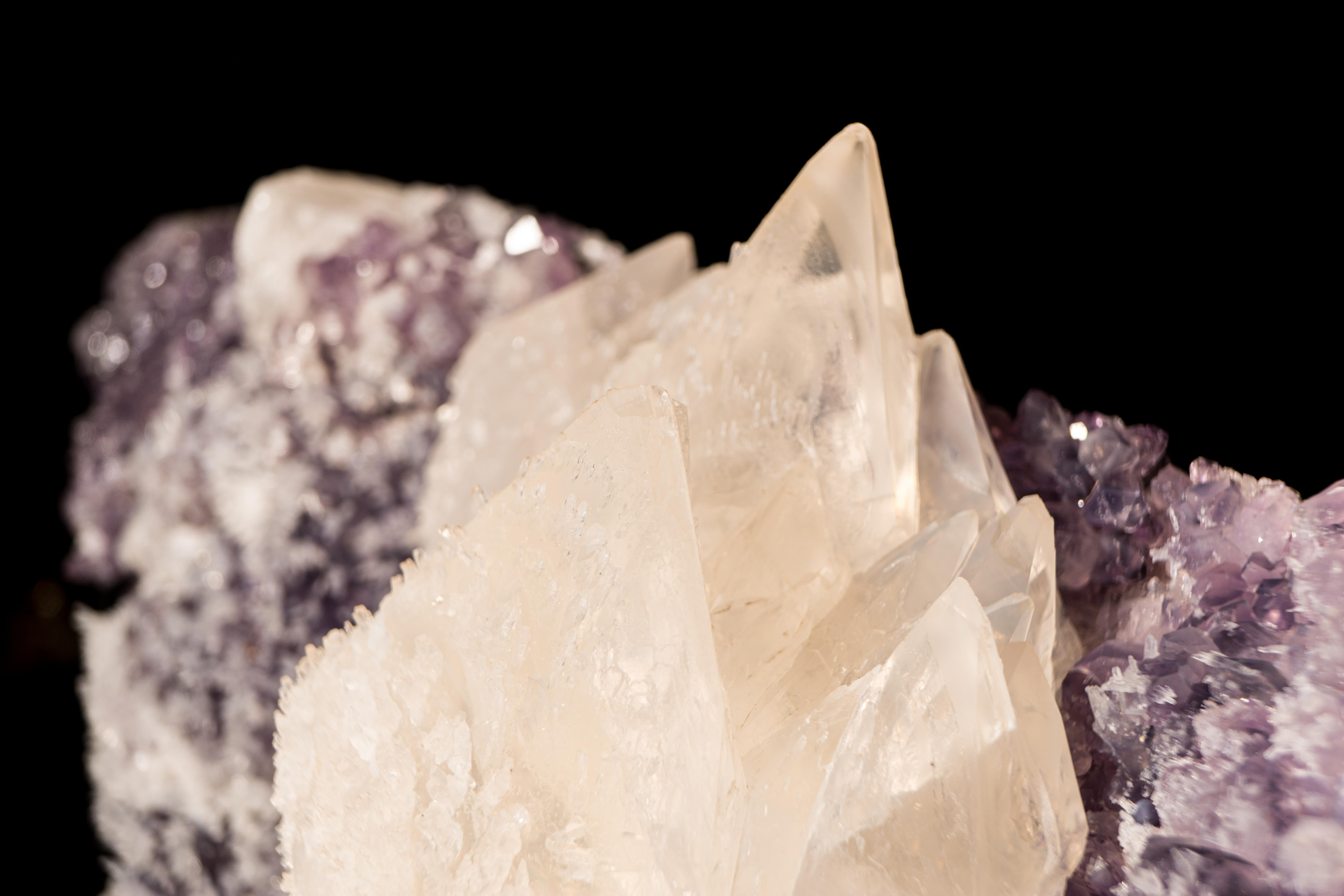 Rara calcite sparata eleste su cluster di ametista con delicati fiori di calcite in vendita 7