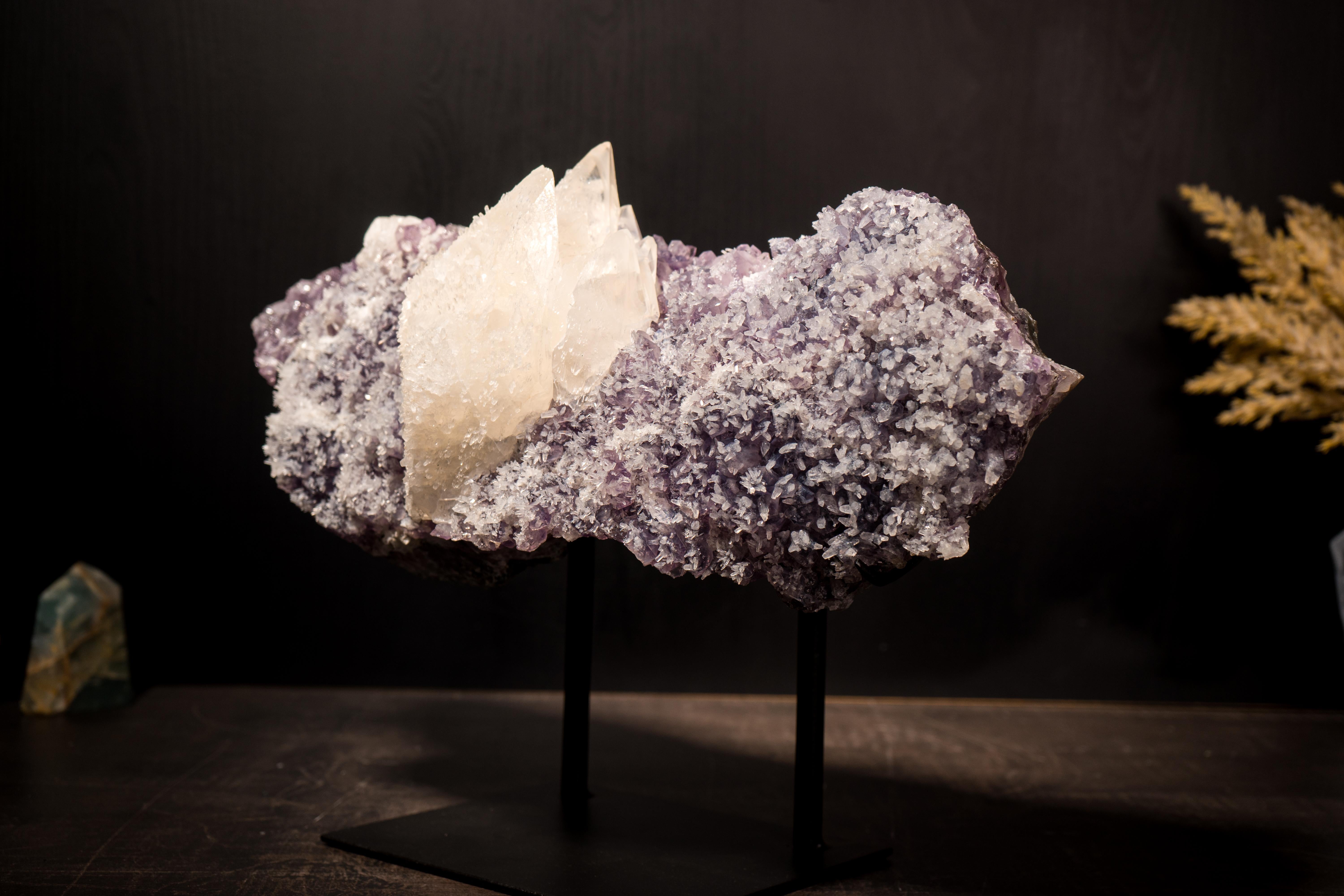 Rara calcite sparata eleste su cluster di ametista con delicati fiori di calcite in vendita 8