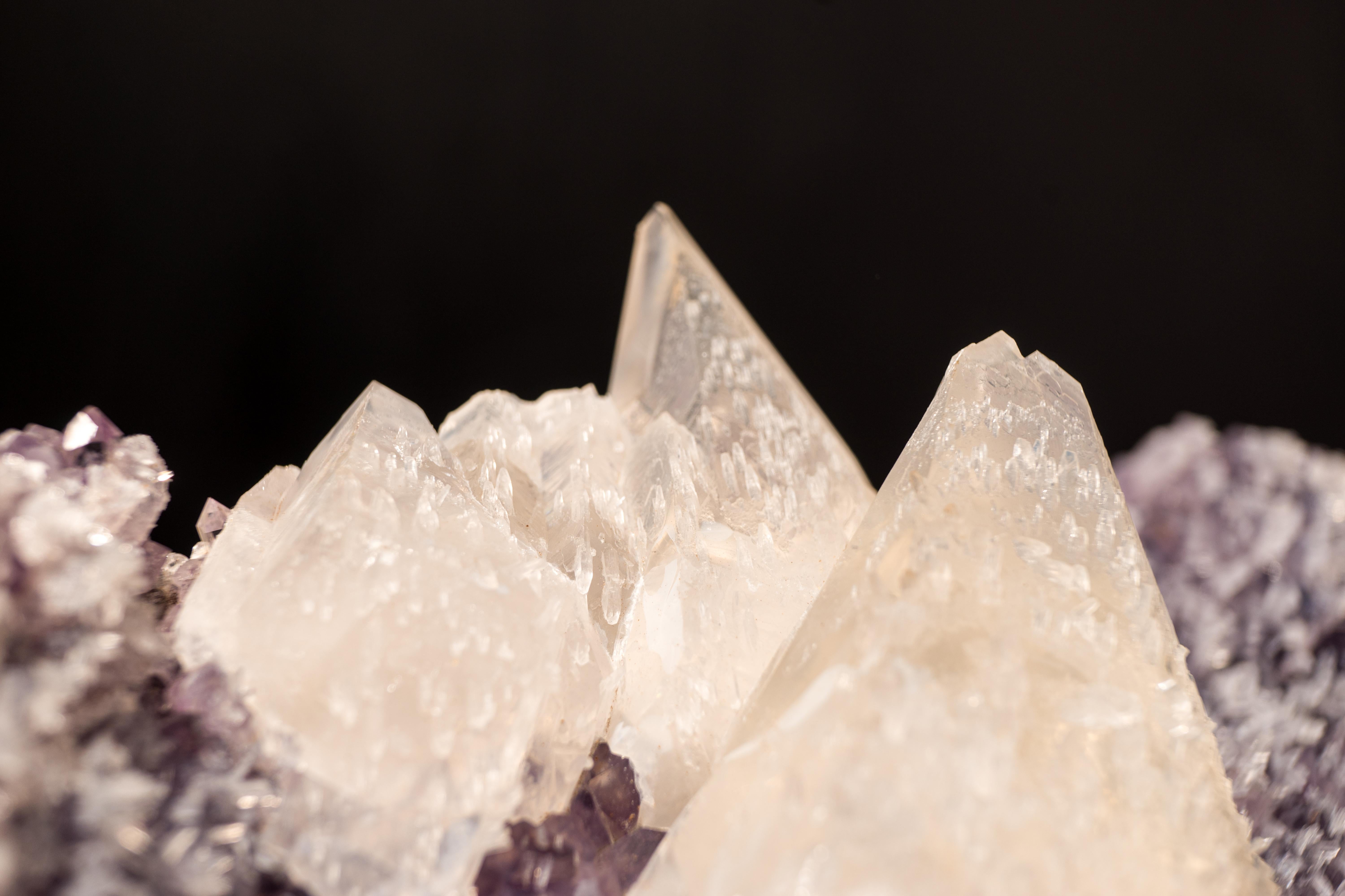 Rara calcite sparata eleste su cluster di ametista con delicati fiori di calcite in vendita 9