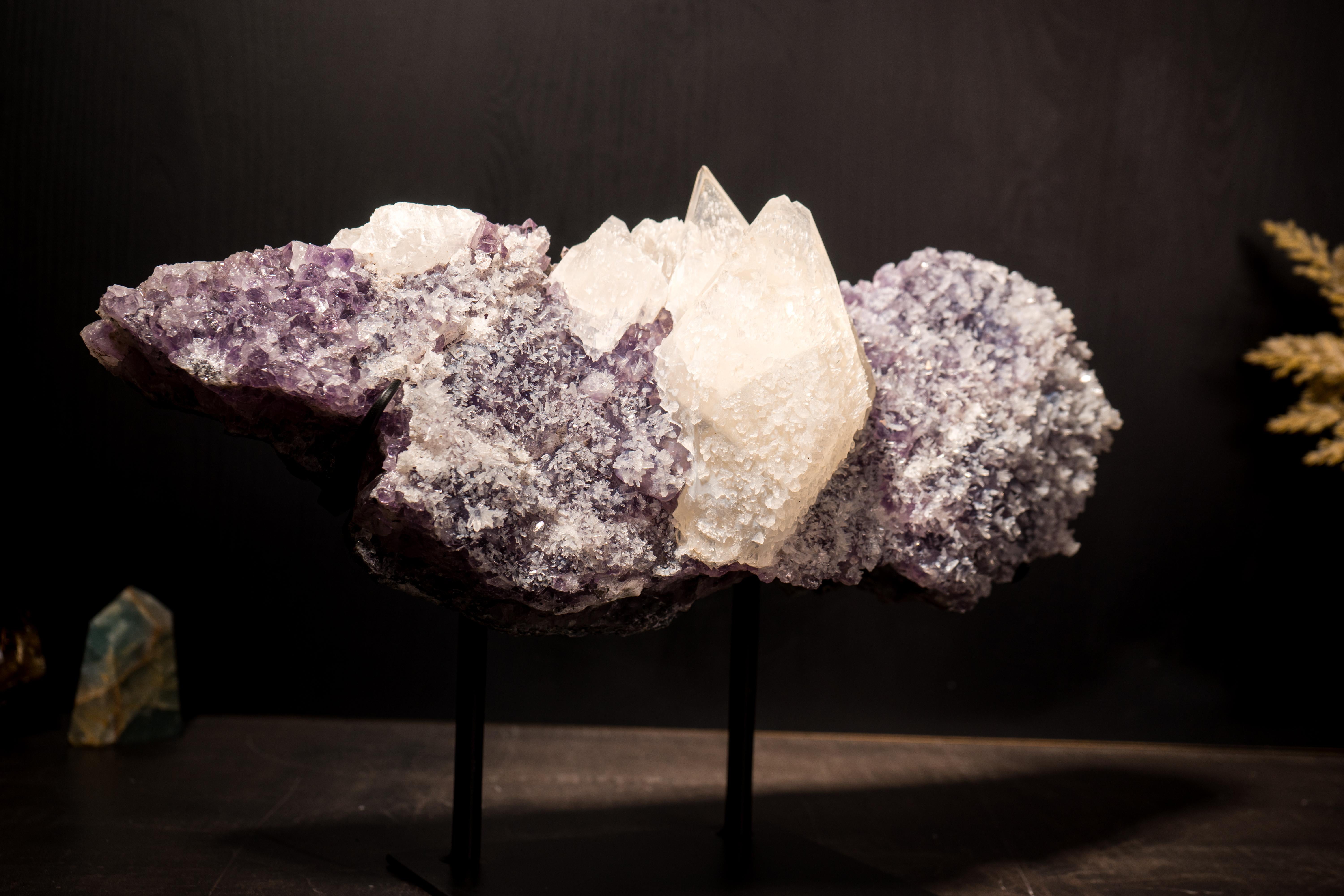 Rara calcite sparata eleste su cluster di ametista con delicati fiori di calcite in vendita 10