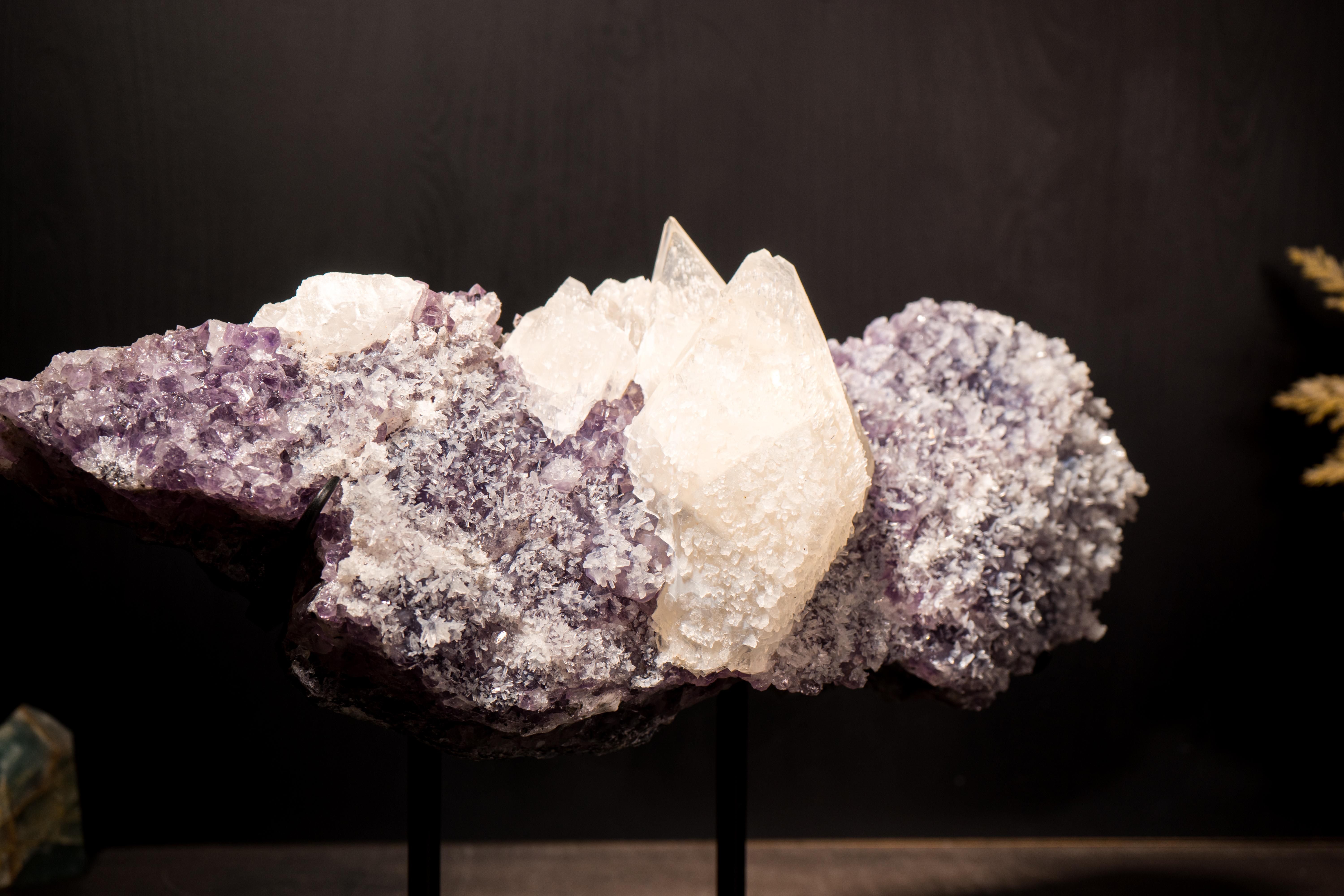Brasiliano Rara calcite sparata eleste su cluster di ametista con delicati fiori di calcite in vendita