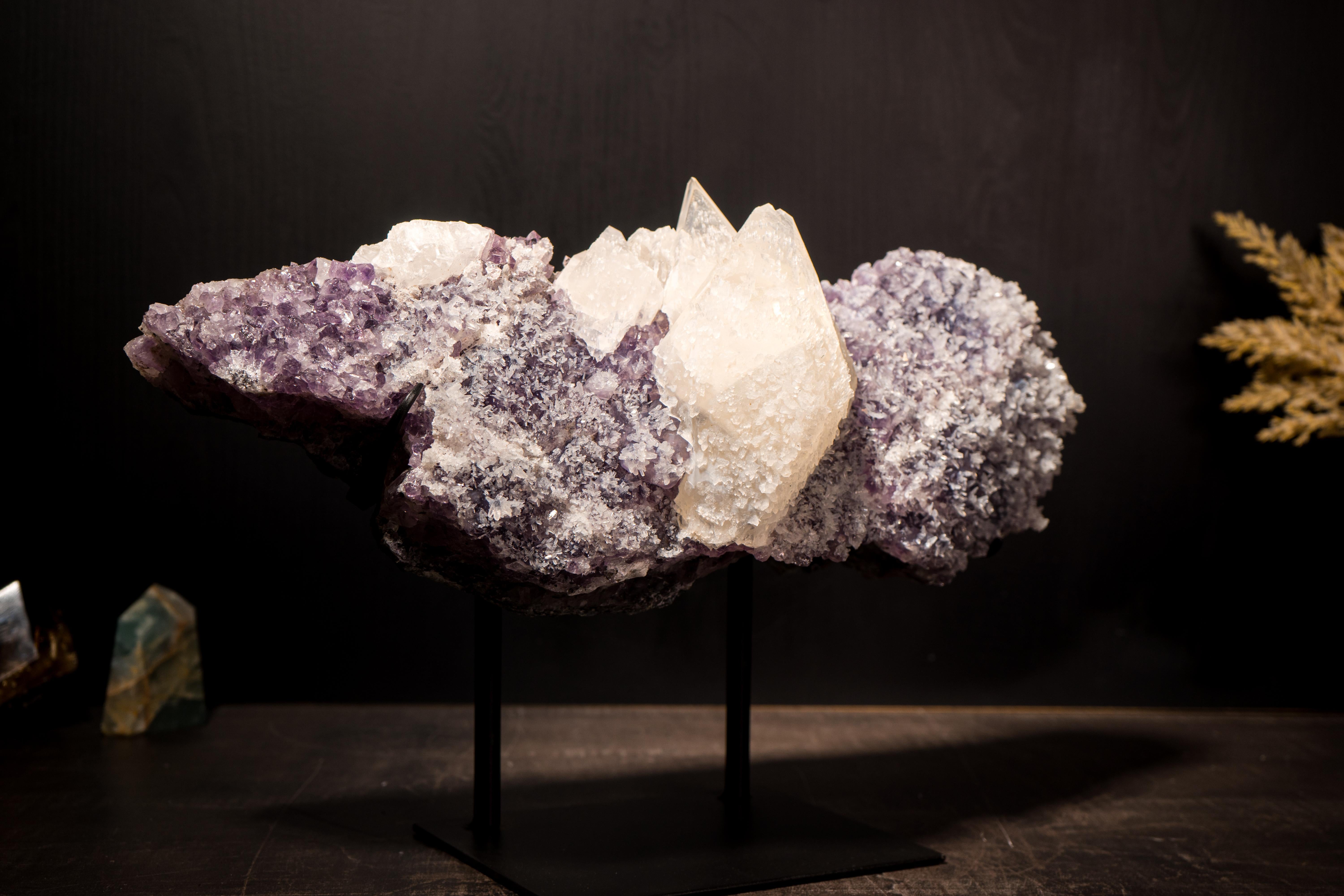 Rara calcite sparata eleste su cluster di ametista con delicati fiori di calcite In condizioni Nuovo in vendita a Ametista Do Sul, BR
