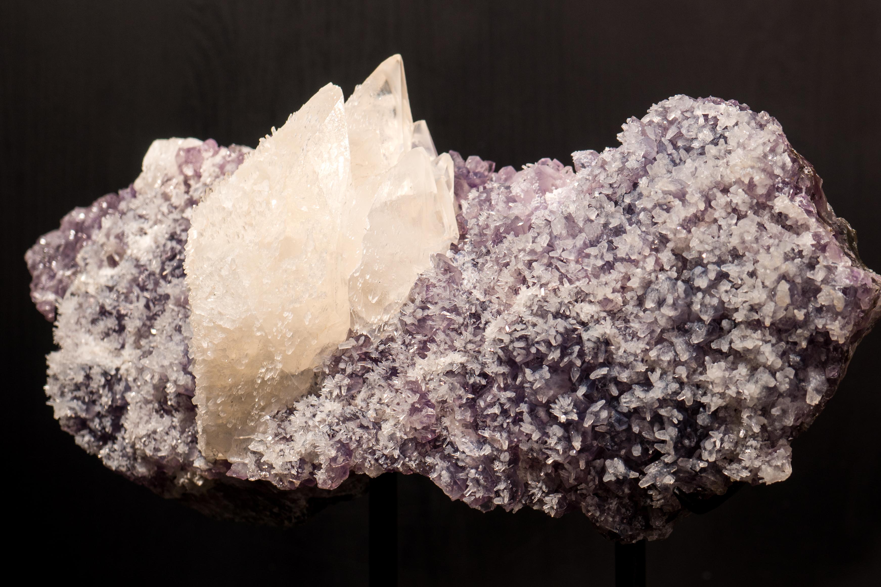 XXI secolo e contemporaneo Rara calcite sparata eleste su cluster di ametista con delicati fiori di calcite in vendita