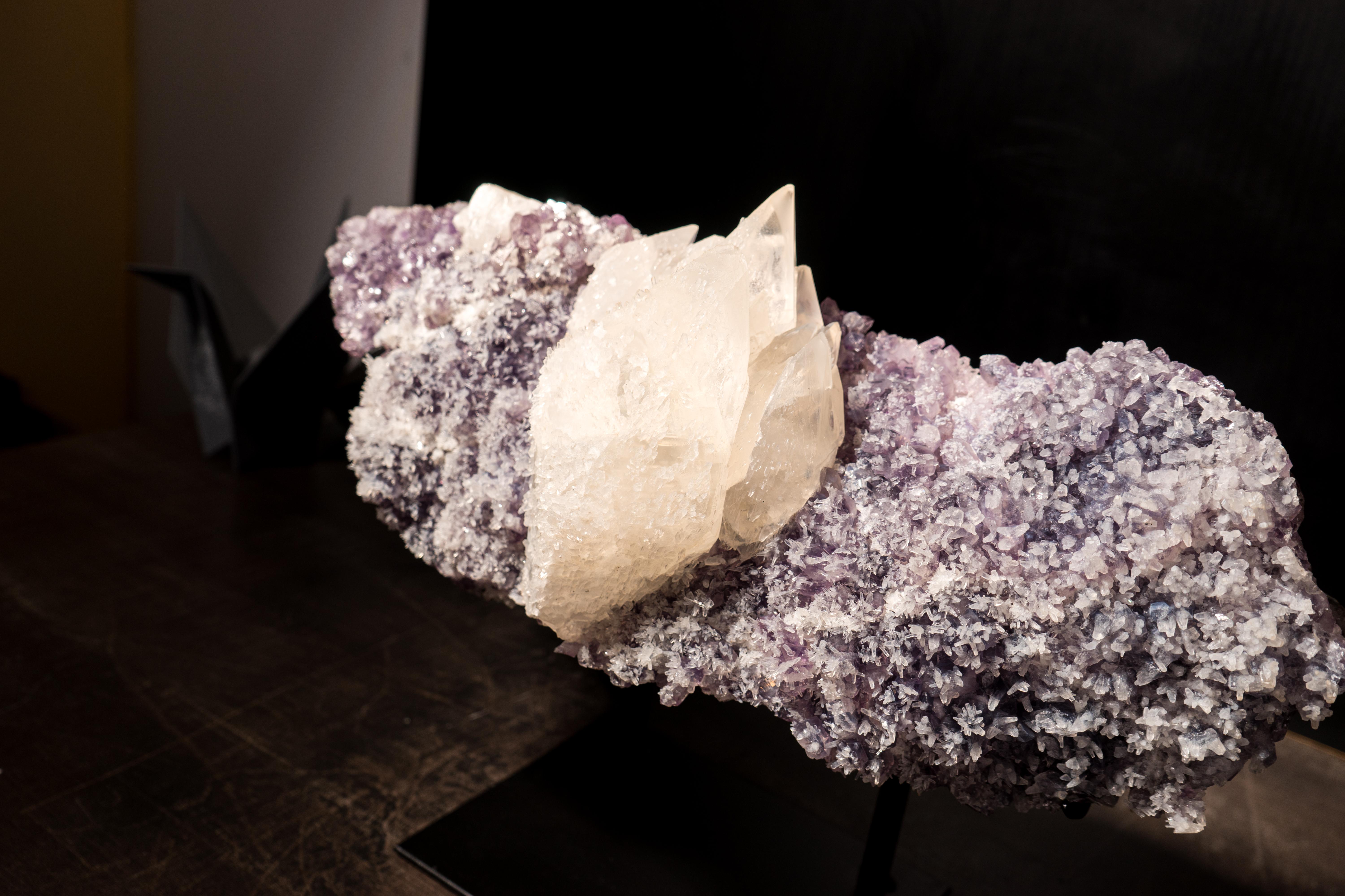 Cristallo Rara calcite sparata eleste su cluster di ametista con delicati fiori di calcite in vendita