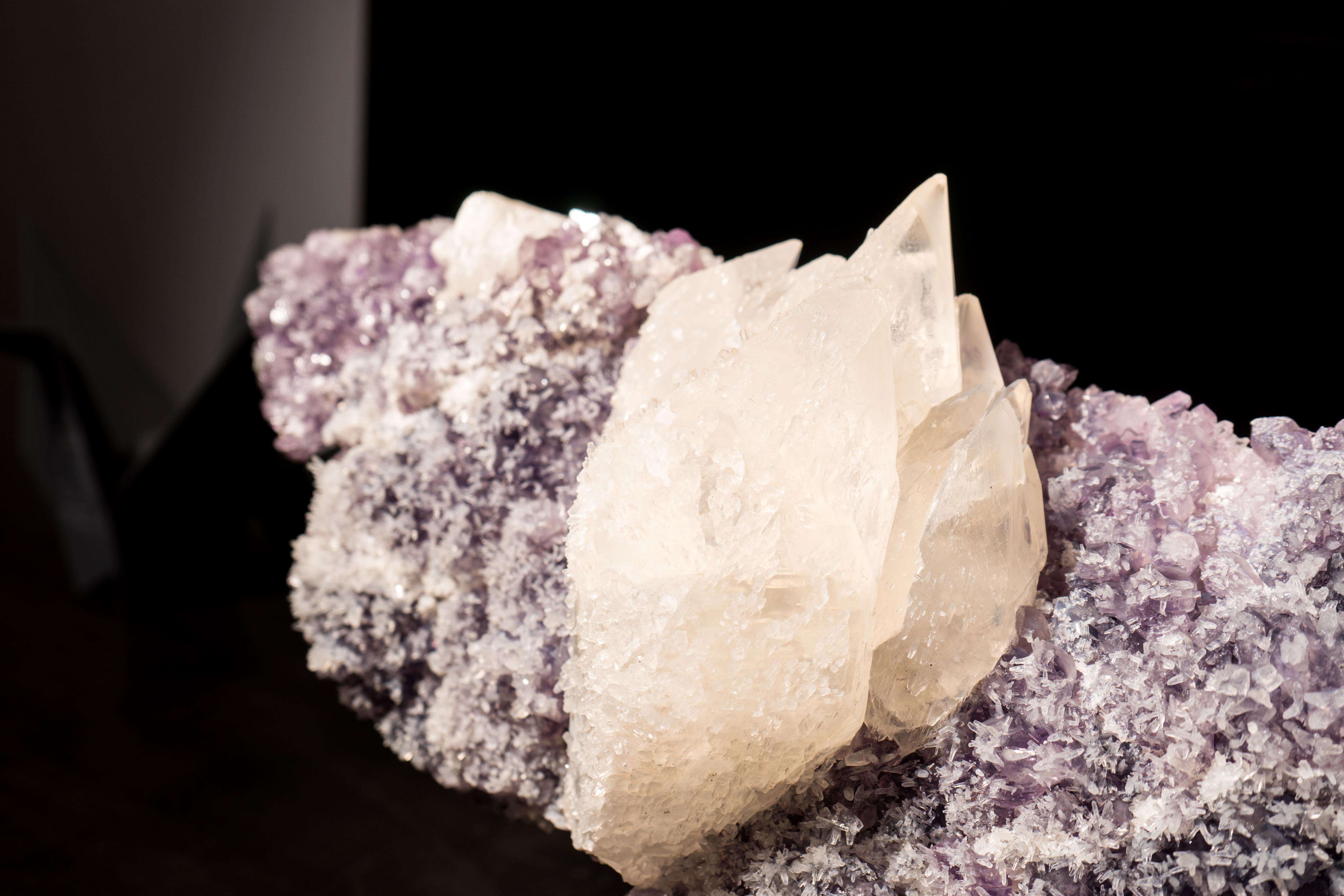 Rara calcite sparata eleste su cluster di ametista con delicati fiori di calcite in vendita 1