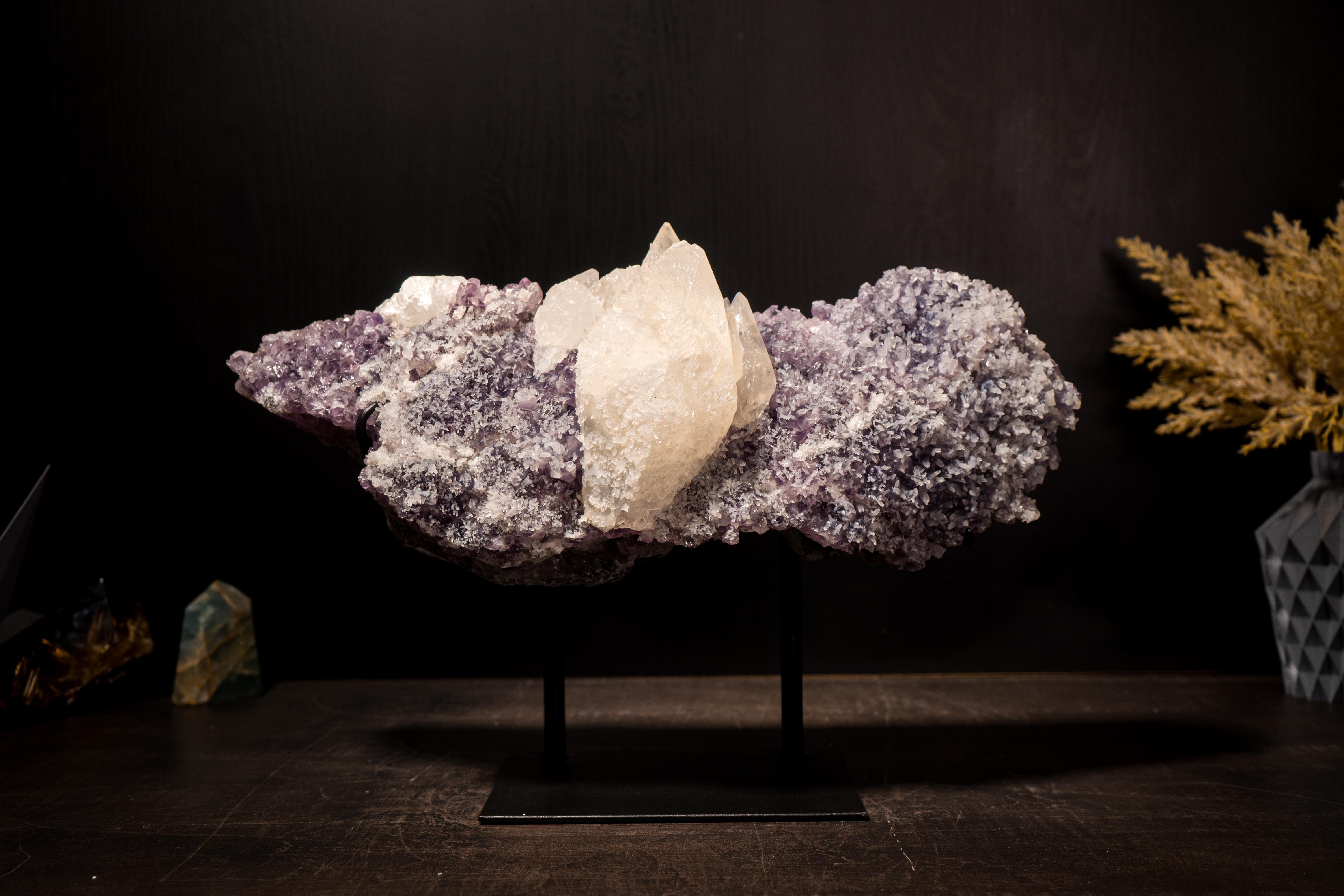 Rara calcite sparata eleste su cluster di ametista con delicati fiori di calcite in vendita 2