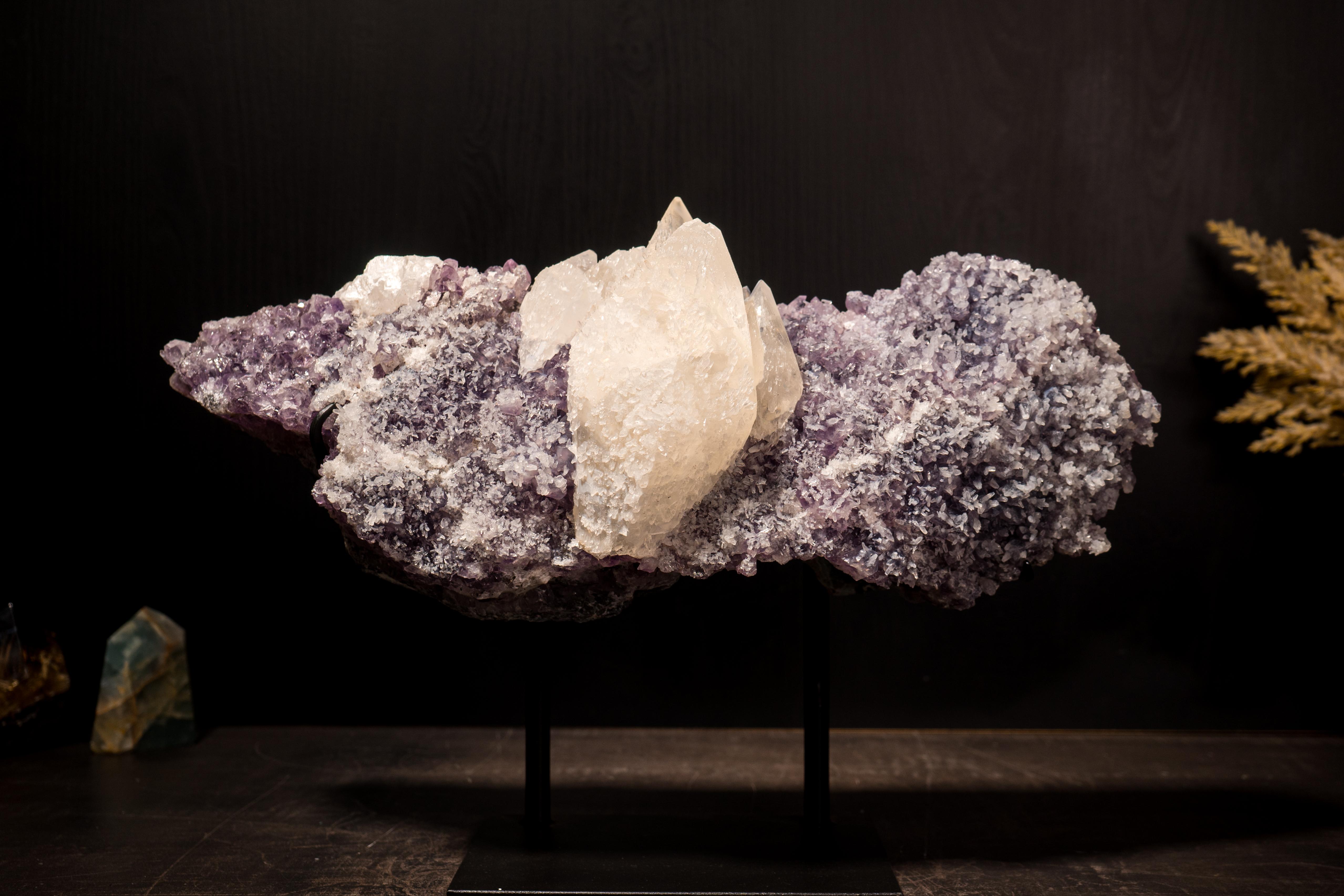 Rara calcite sparata eleste su cluster di ametista con delicati fiori di calcite in vendita 3