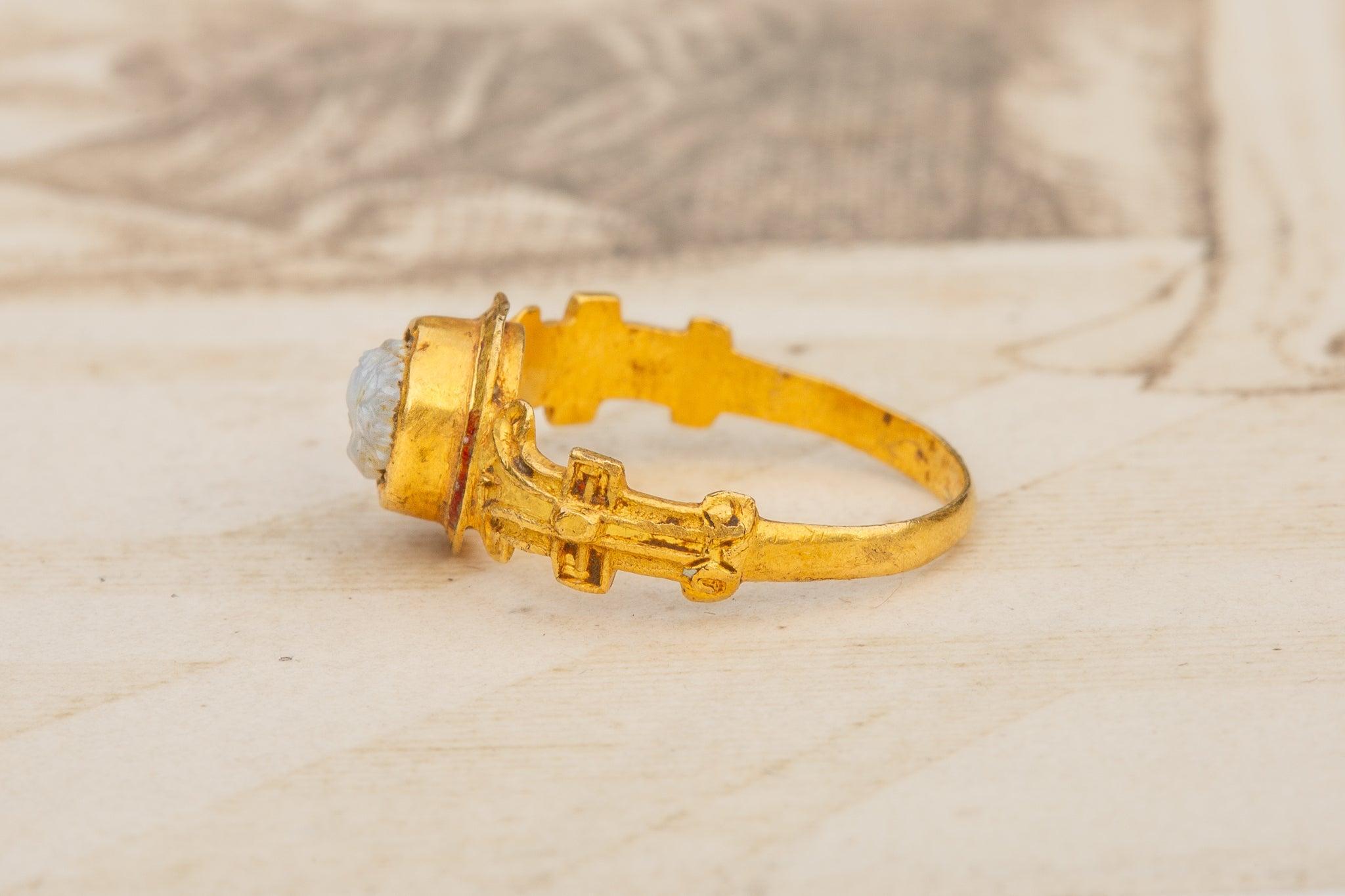 Rare Elizabethan 16th Century Gold Cupid Ring Renaissance Gold Ring Womens In Good Condition For Sale In London, GB
