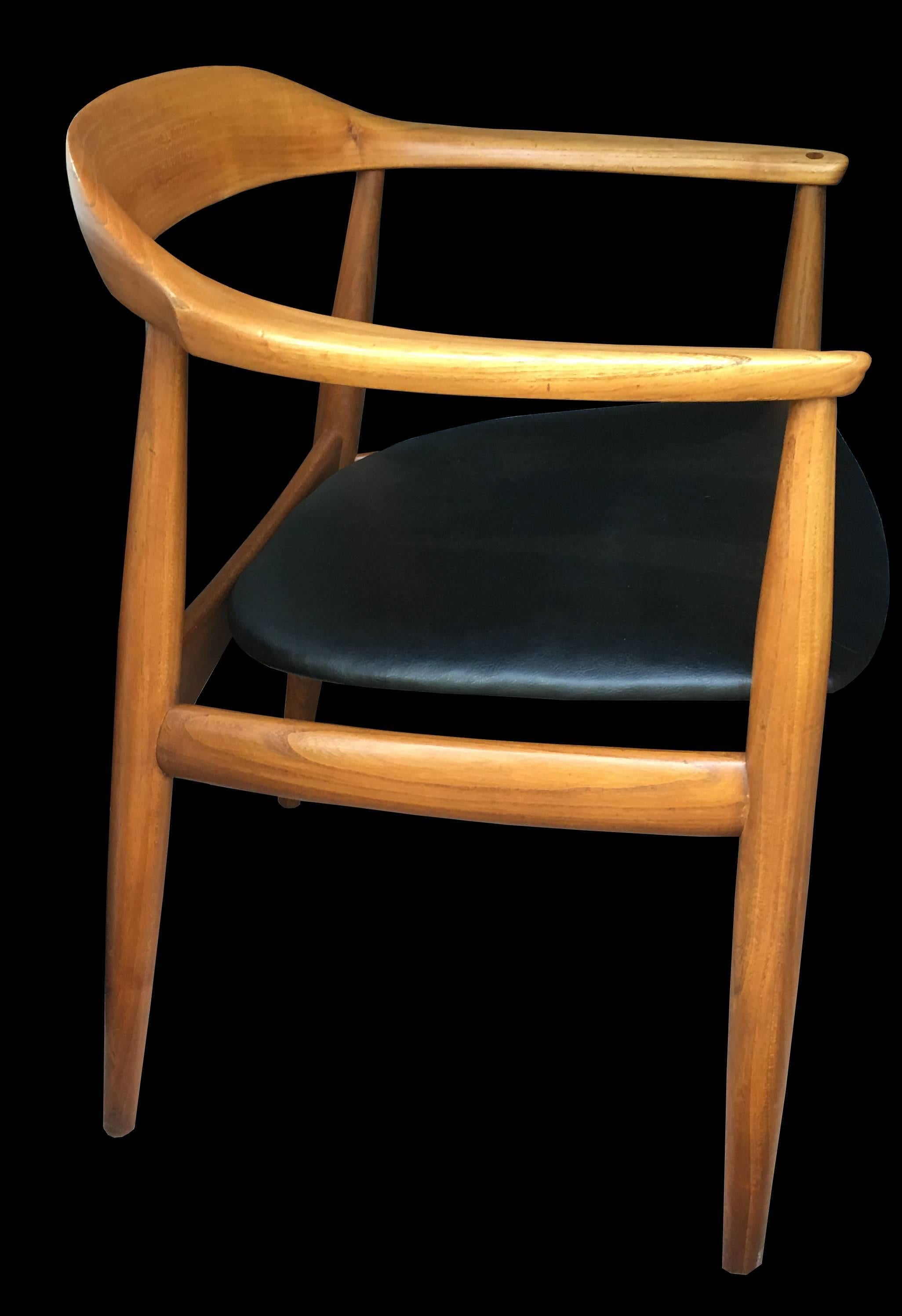Una bellissima poltrona o sedia da scrivania in olmo massiccio di Illum Wikkelso per Niels Eilersen, Danimarca, 1955 circa, in ottime condizioni.