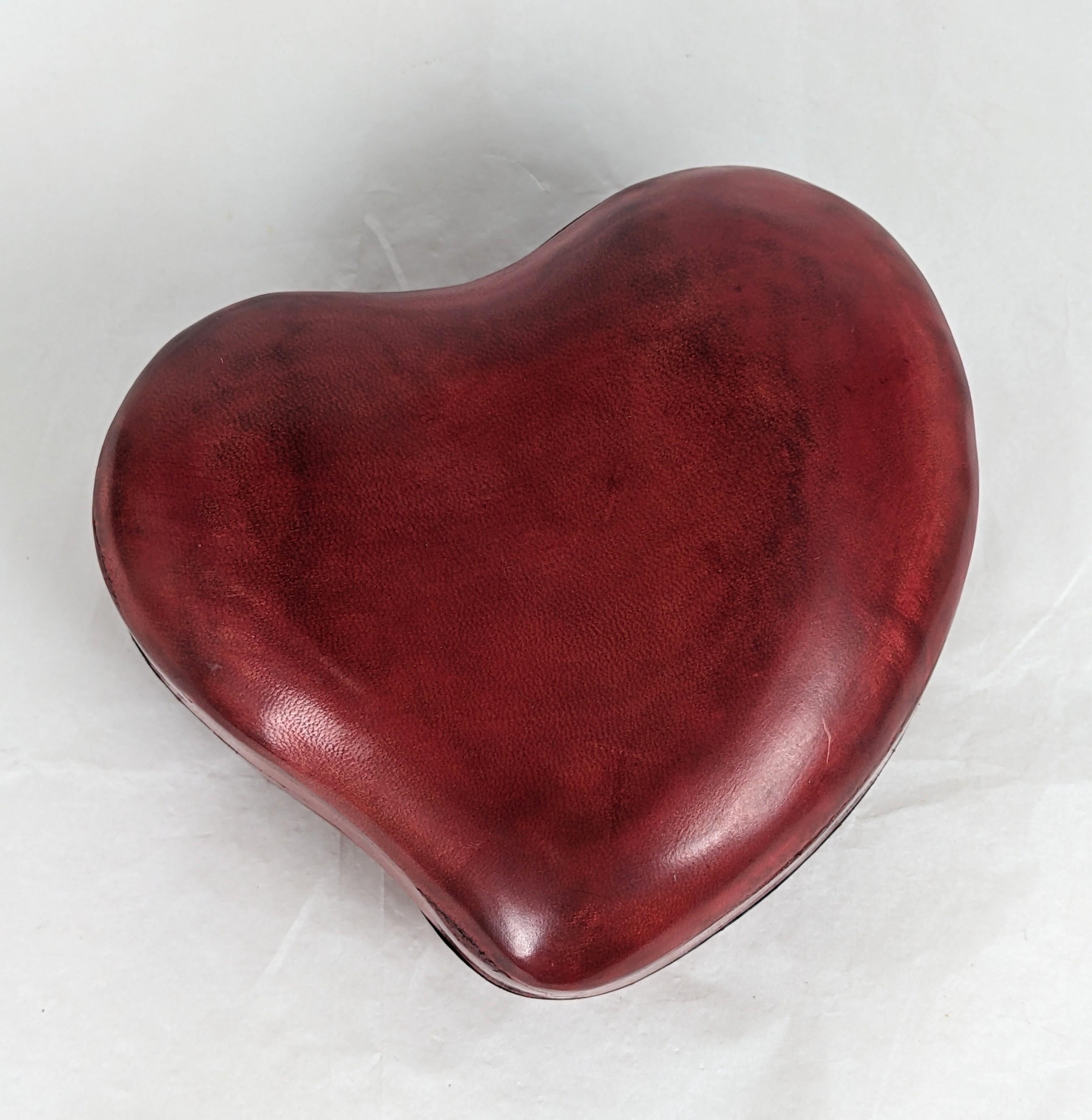 Rara scatola di cuori in pelle di Elsa Peretti per Tiffany degli anni '80. Gli articoli in pelle di Elsa Peretti non si vedono spesso. Il suo caratteristico design a cuore in pelle rossa su base di legno con interno in pelle scamosciata nera. 4