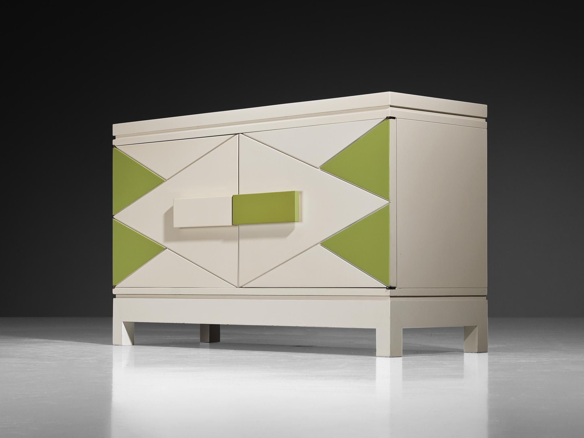 Emiel Veranneman, armario, madera lacada, chapa de caoba, Bélgica, hacia 1970 

Pocos armarios, mesas o sillas expresan una identidad tan definida como las creaciones del arquitecto de interiores, diseñador de muebles y coleccionista de arte