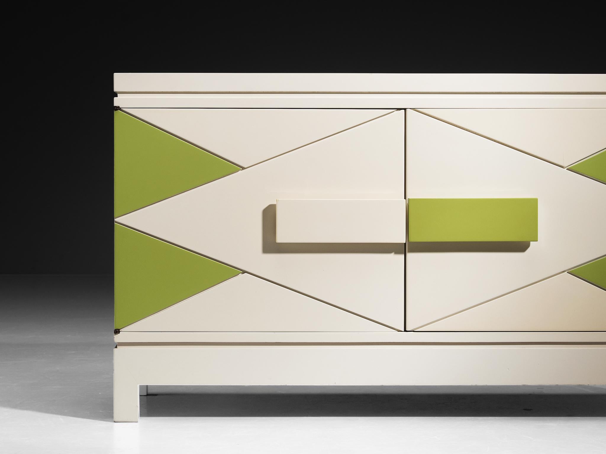 Raro armario Emiel Veranneman de madera lacada en blanco roto y verde Belga en venta