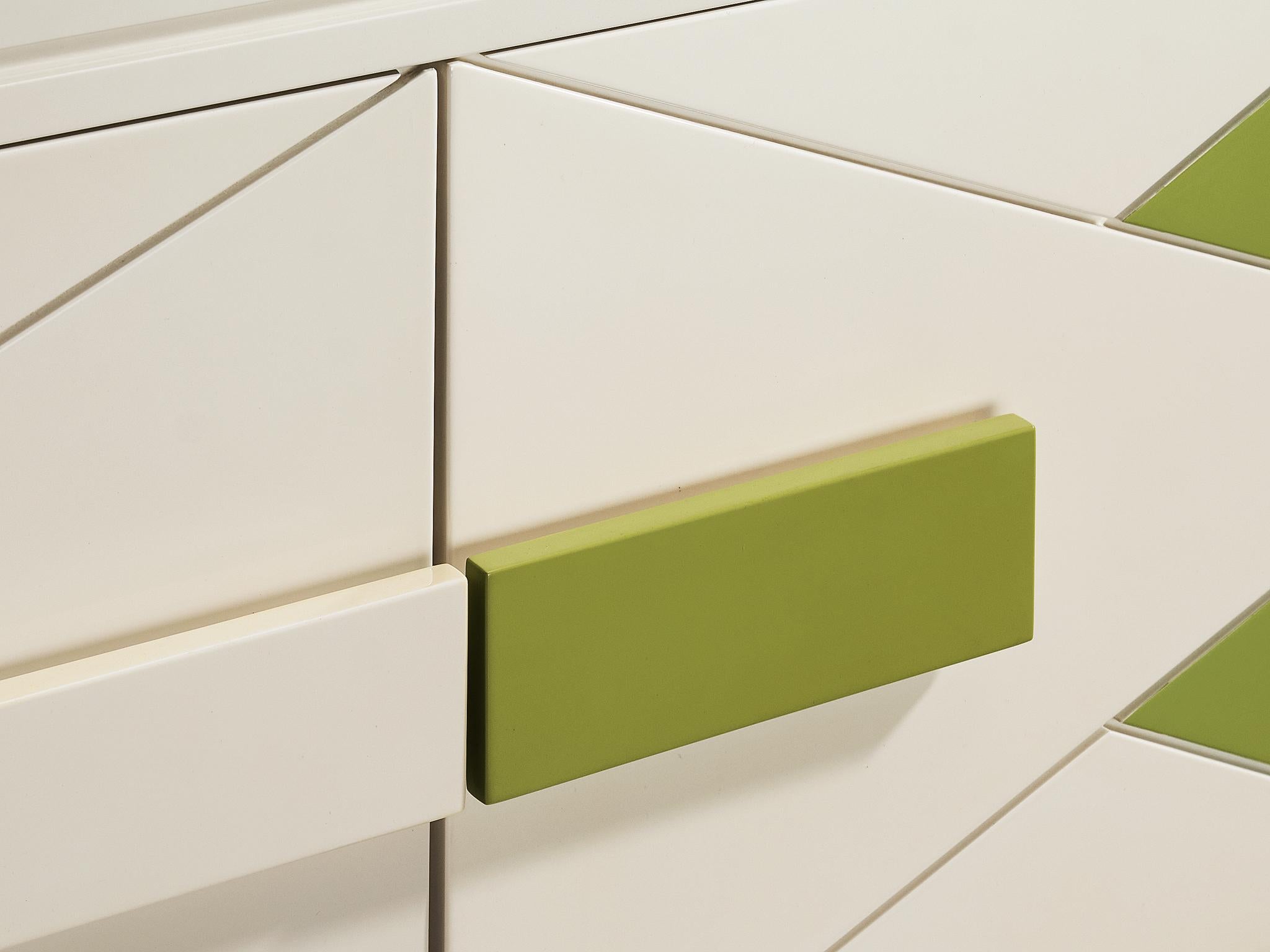 Raro armario Emiel Veranneman de madera lacada en blanco roto y verde mediados del siglo XX en venta