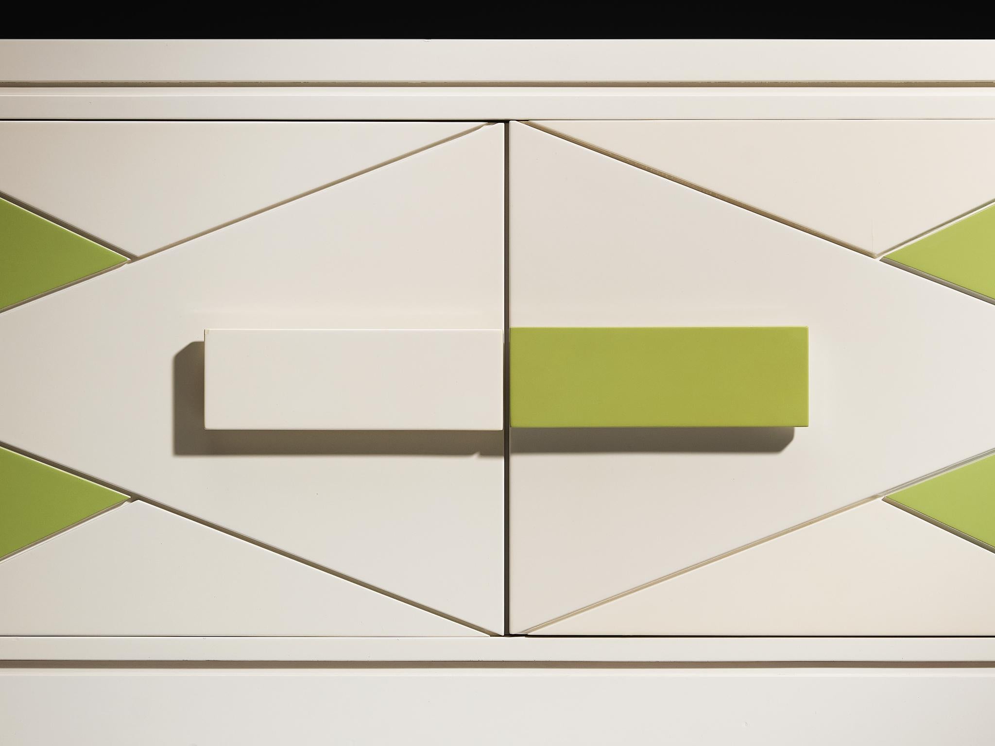 Raro armario Emiel Veranneman de madera lacada en blanco roto y verde en venta 1