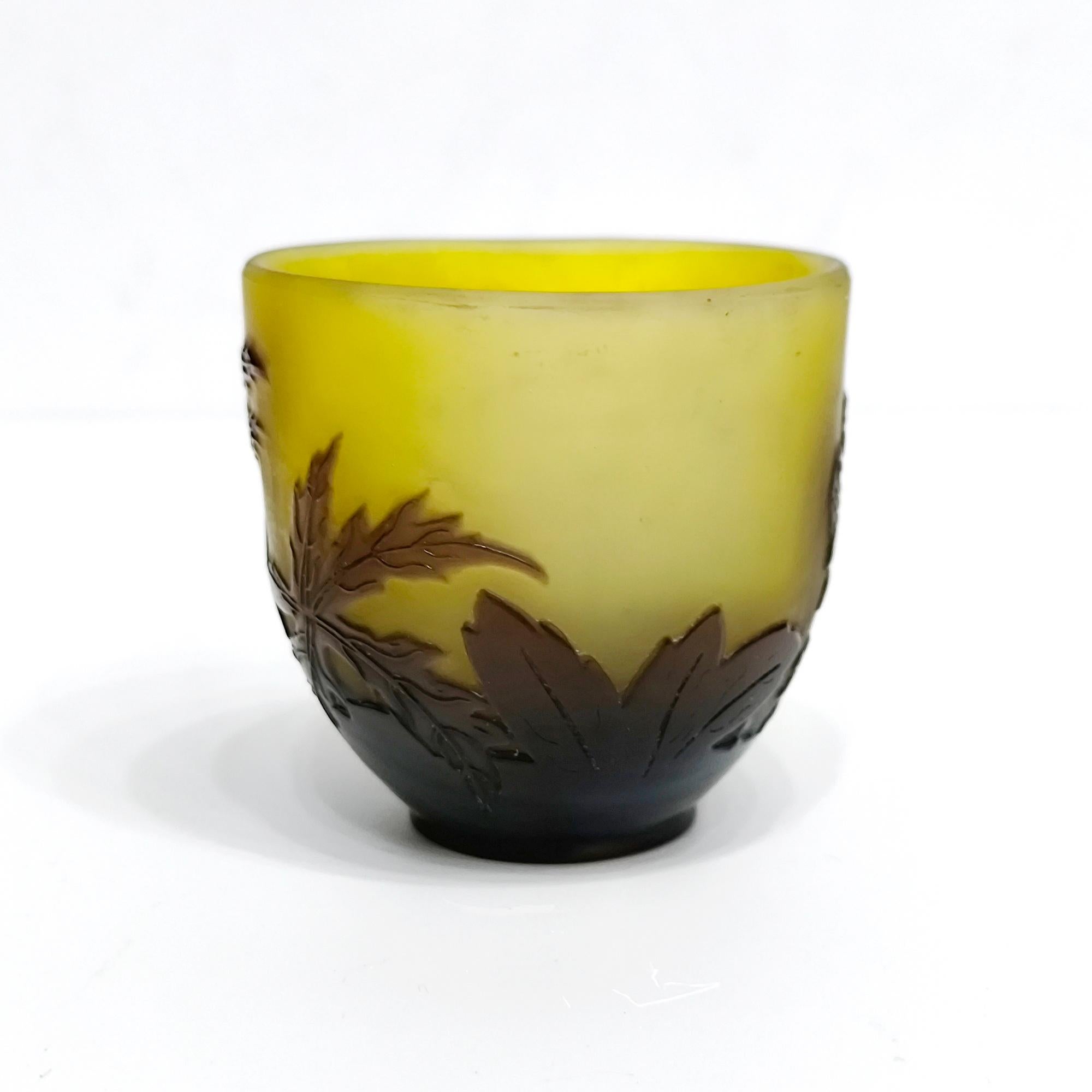 Raro vaso in vetro cammeo di Emile Gallé con motivo Anémone des Alpes, circa 1900 in vendita 5