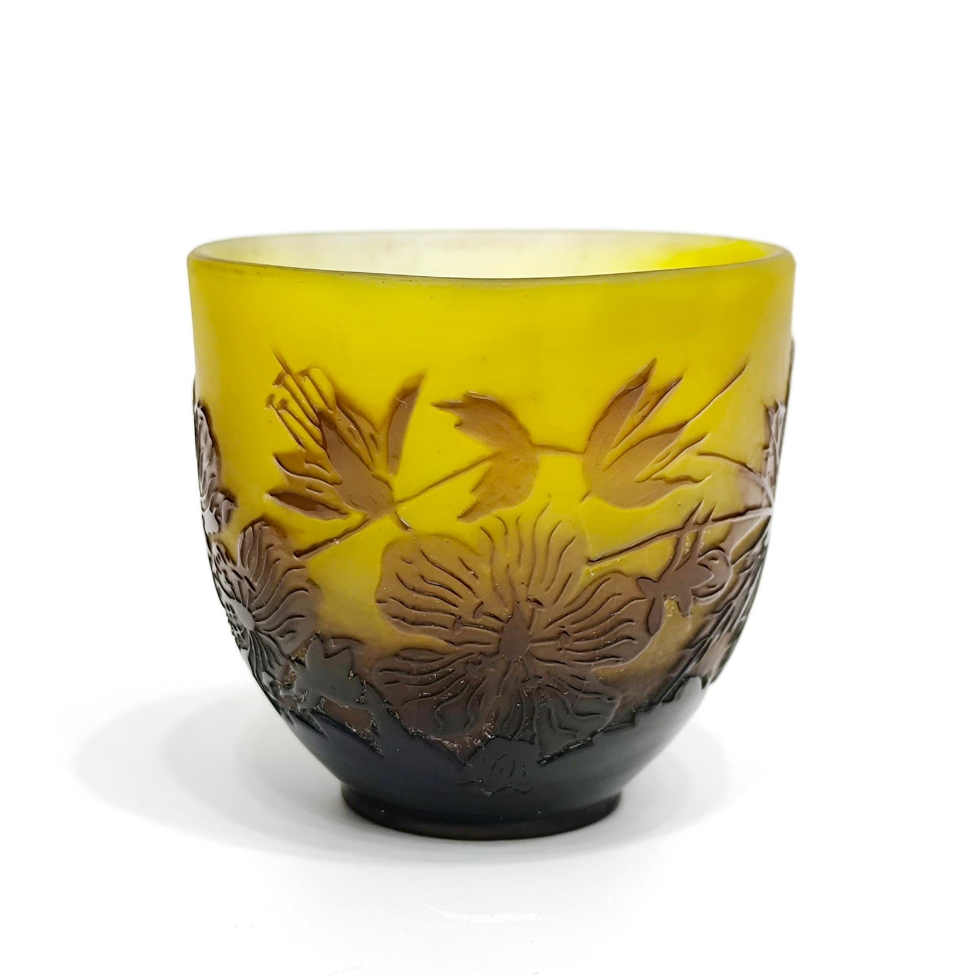 Raro vaso in vetro cammeo di Emile Gallé con motivo Anémone des Alpes, circa 1900 in vendita 7