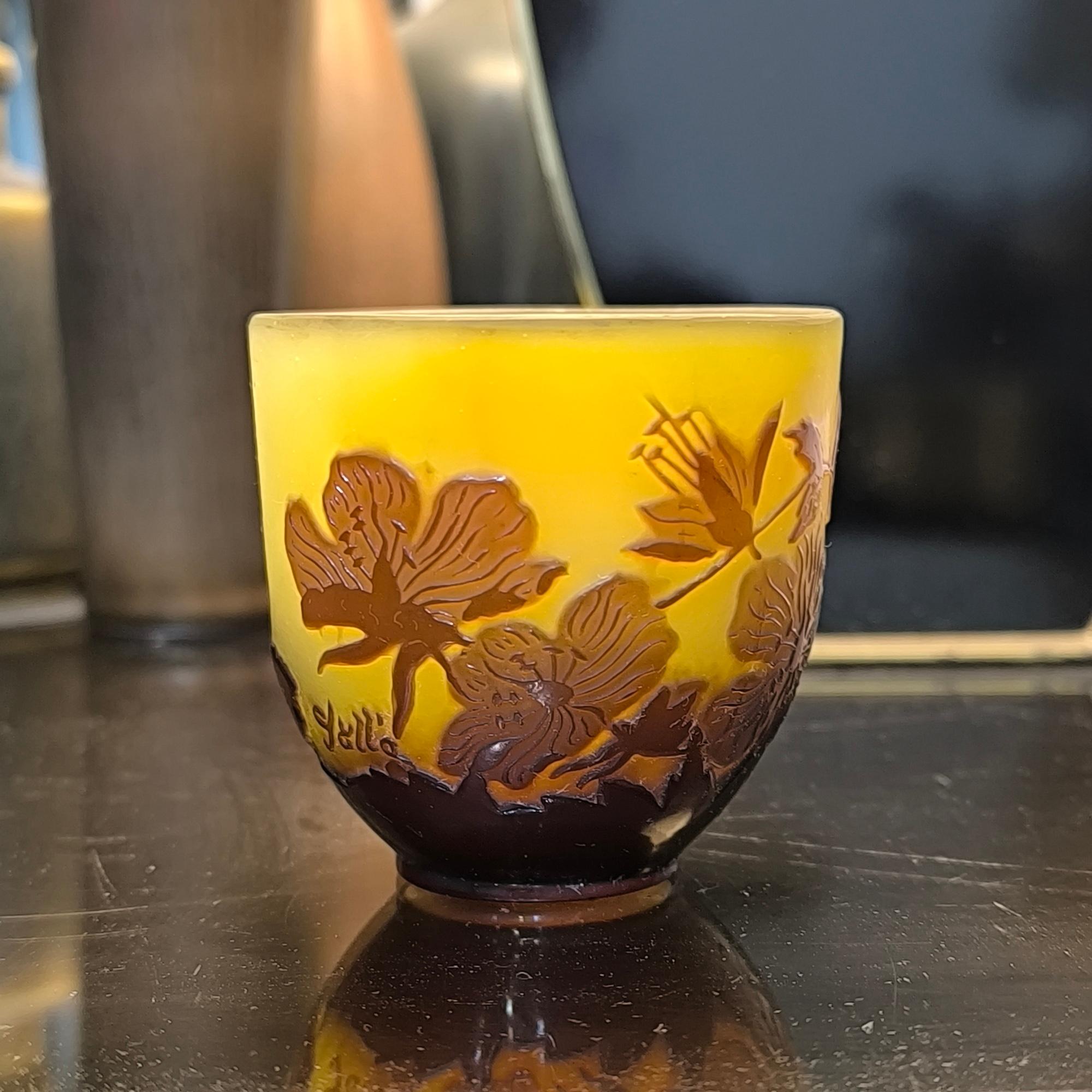 Un raro vaso Gallé in miniatura che mostra la maestria artigianale di Émile Gallé, una delle figure di spicco del movimento Art Nouveau francese. Da collezione.
Dimensioni:
Altezza: 7 cm (2.75 in)
Diametro: 6,5 cm (2,55