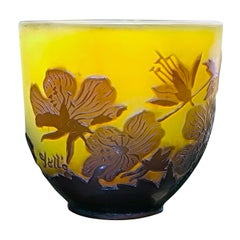 Seltene Kamee-Glasvase von Emile Gallé mit Anémone des Alpes-Motiv, um 1900